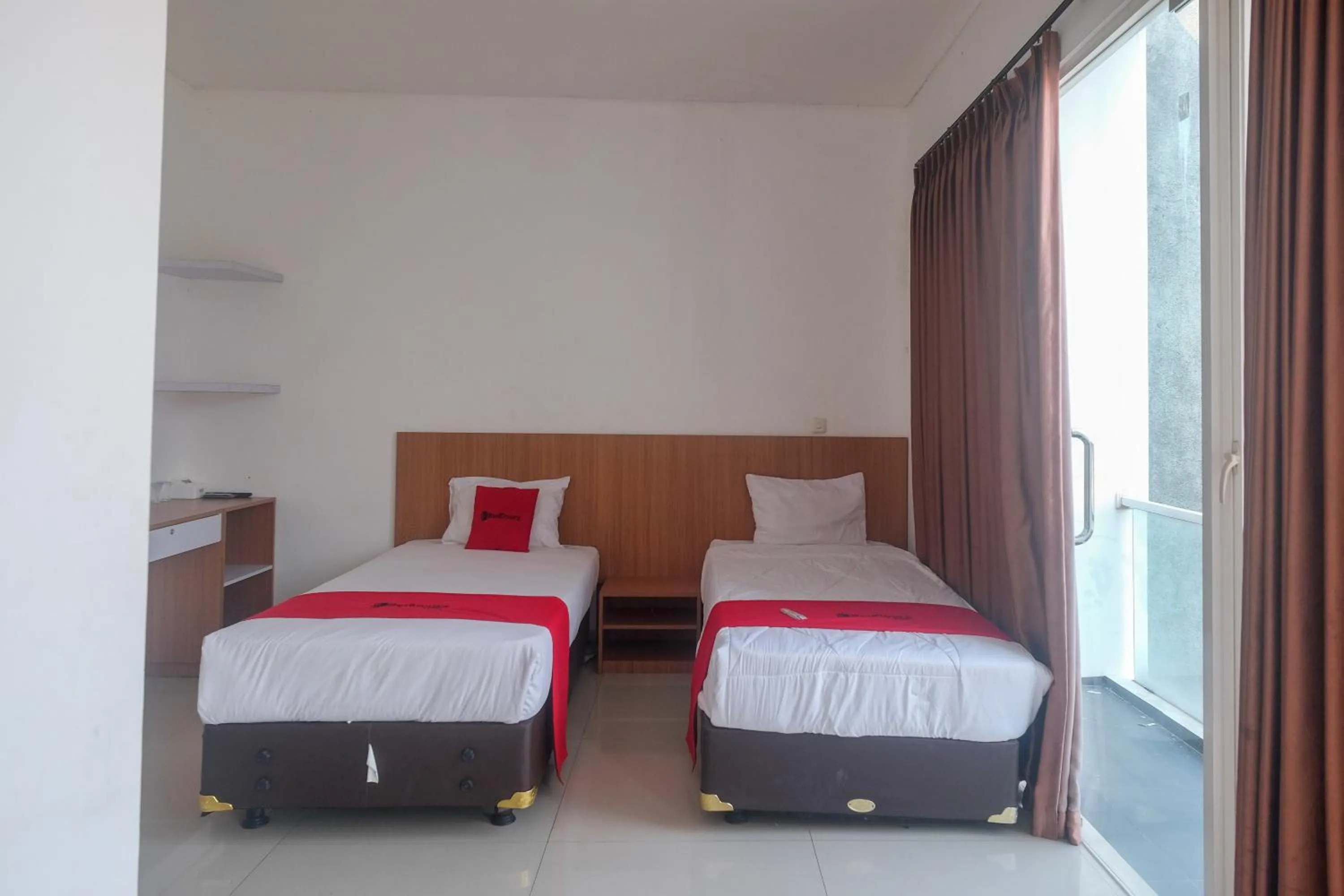 Bedroom, Bed in RedDoorz Syariah Near Simpang Lima Semarang