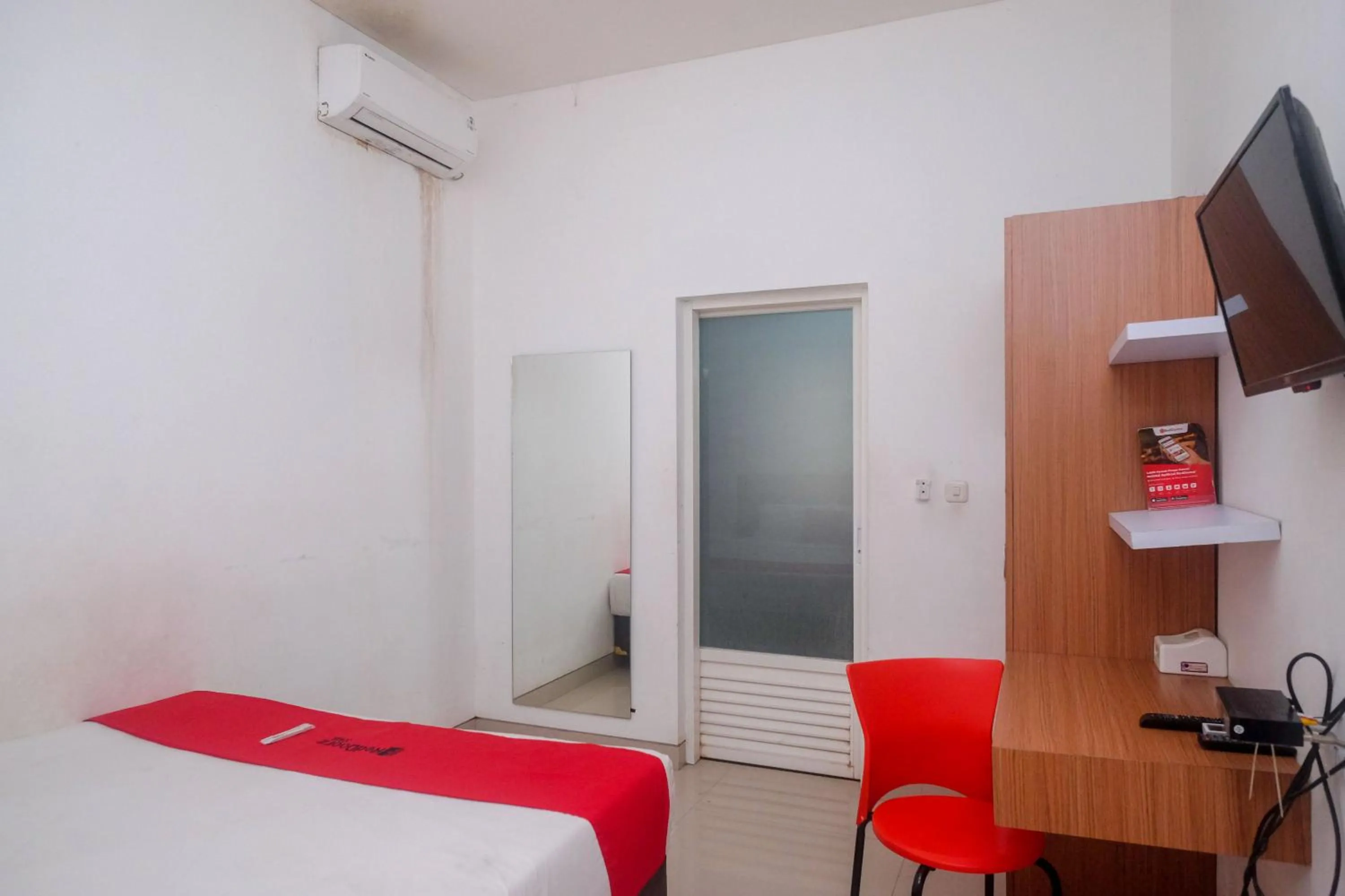 Bedroom, Bed in RedDoorz Syariah Near Simpang Lima Semarang