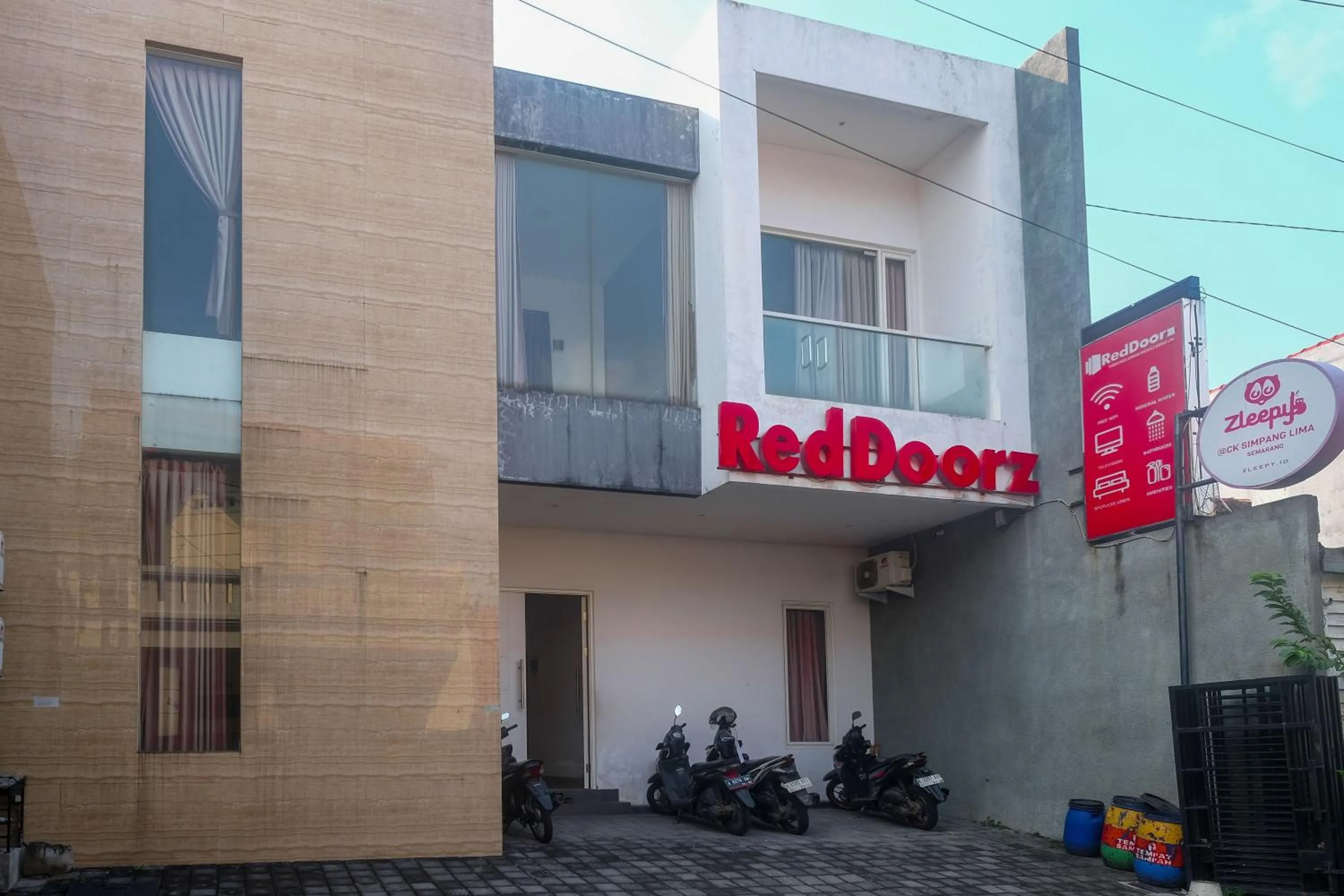Property building in RedDoorz Syariah Near Simpang Lima Semarang