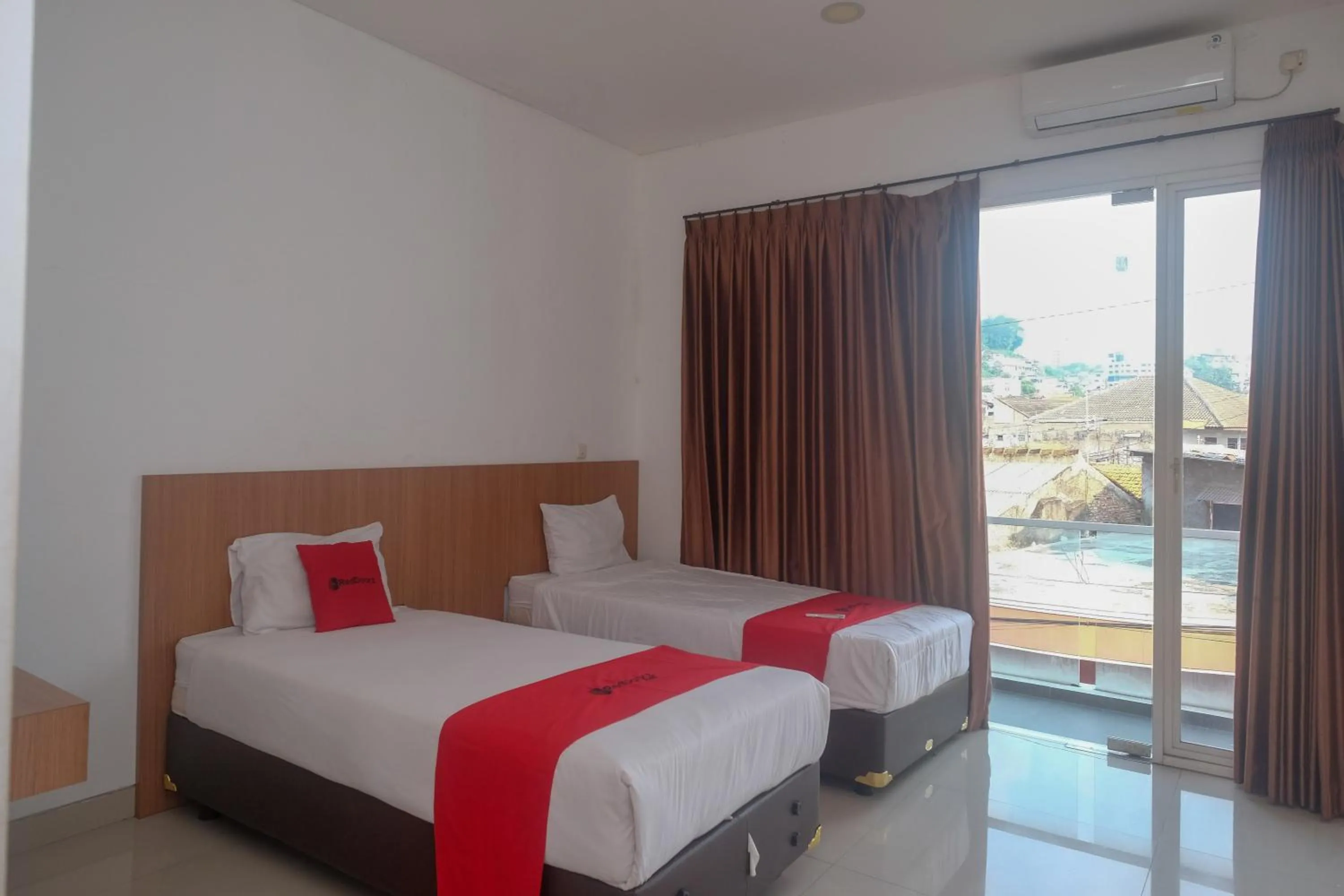 Bedroom, Bed in RedDoorz Syariah Near Simpang Lima Semarang