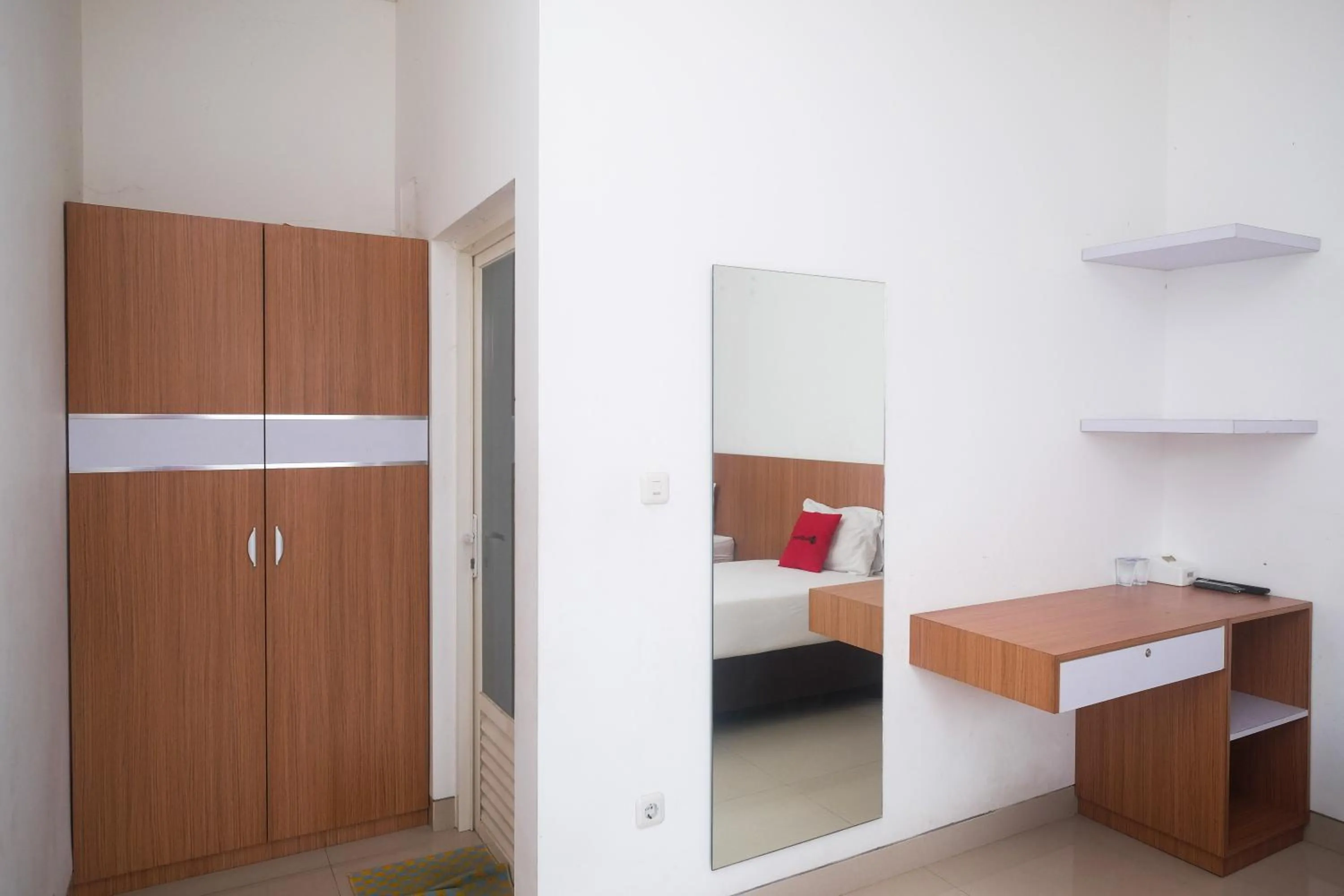 wardrobe, Bed in RedDoorz Syariah Near Simpang Lima Semarang