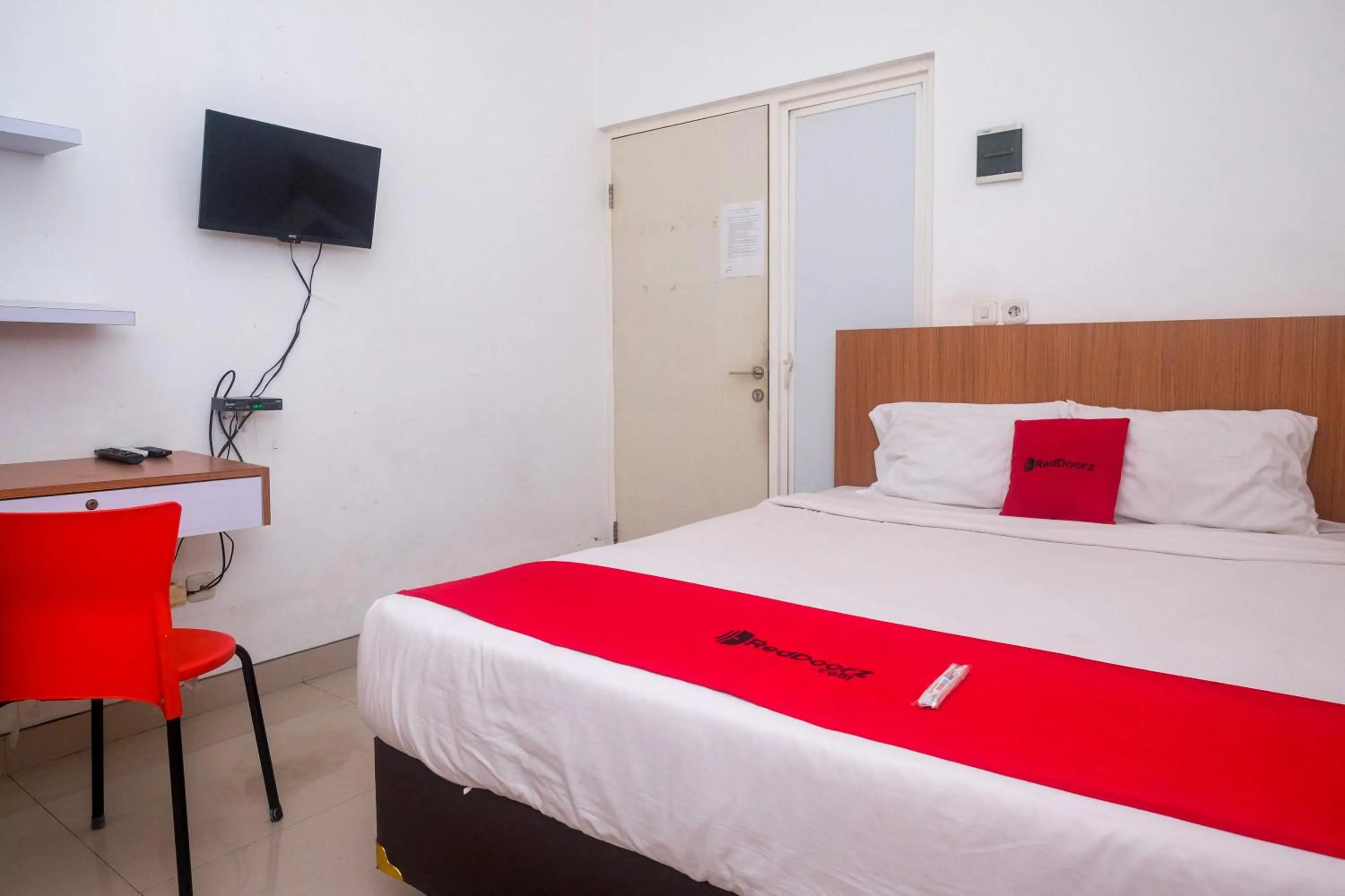 Bedroom, Bed in RedDoorz Syariah Near Simpang Lima Semarang