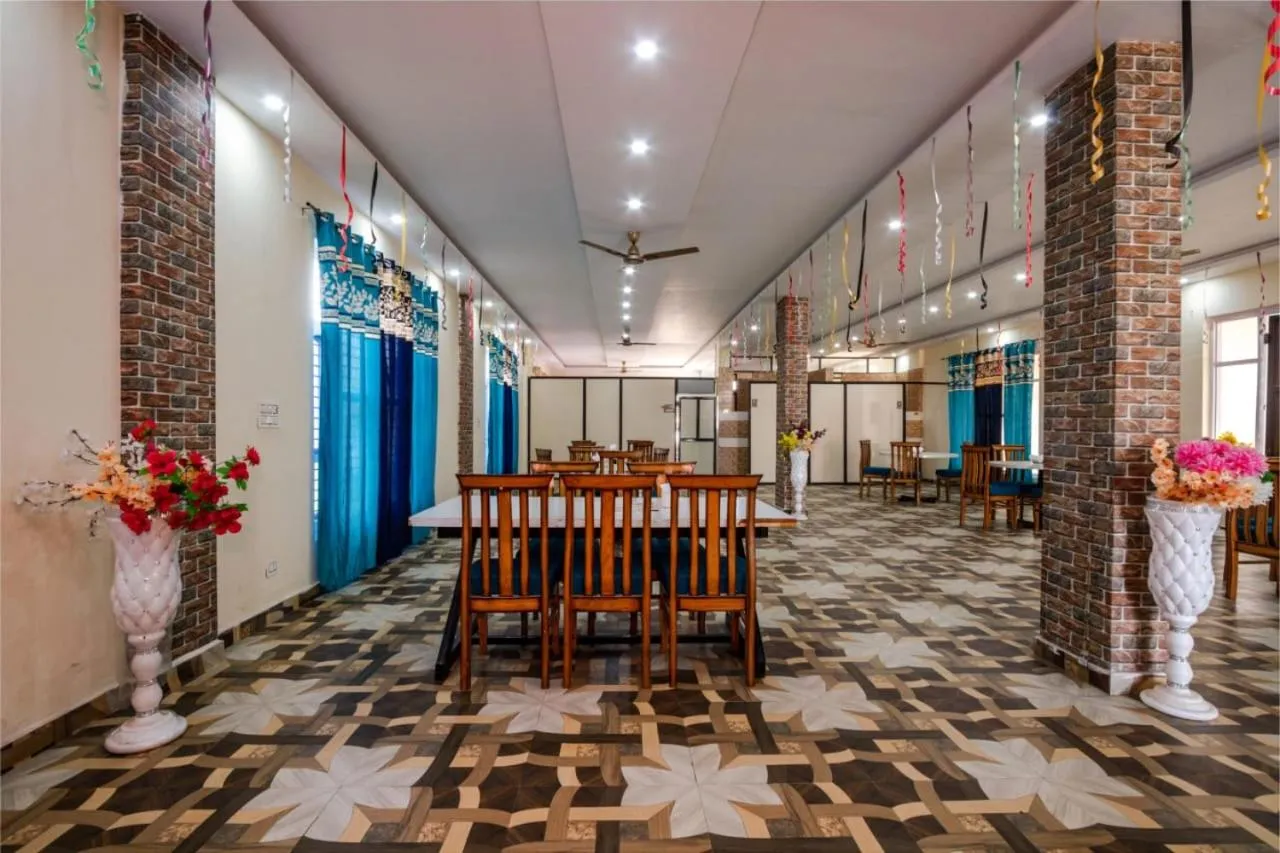 Restaurant/places to eat in Hotel Roop