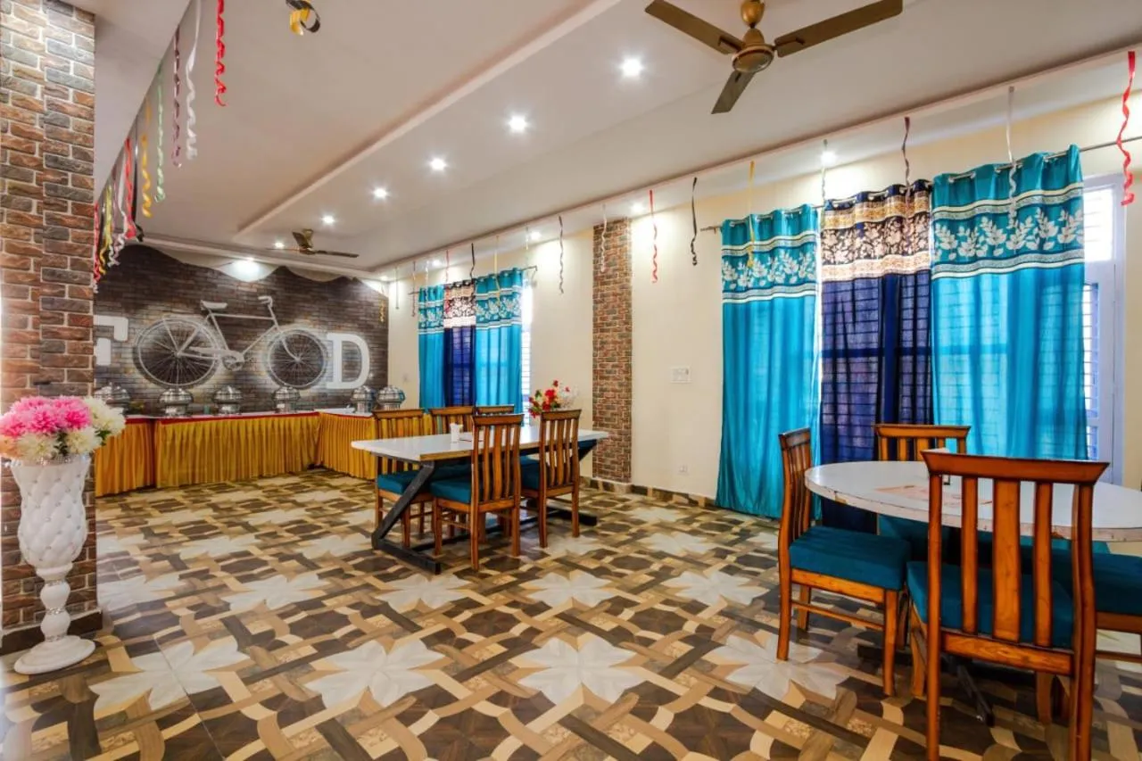 Restaurant/places to eat in Hotel Roop