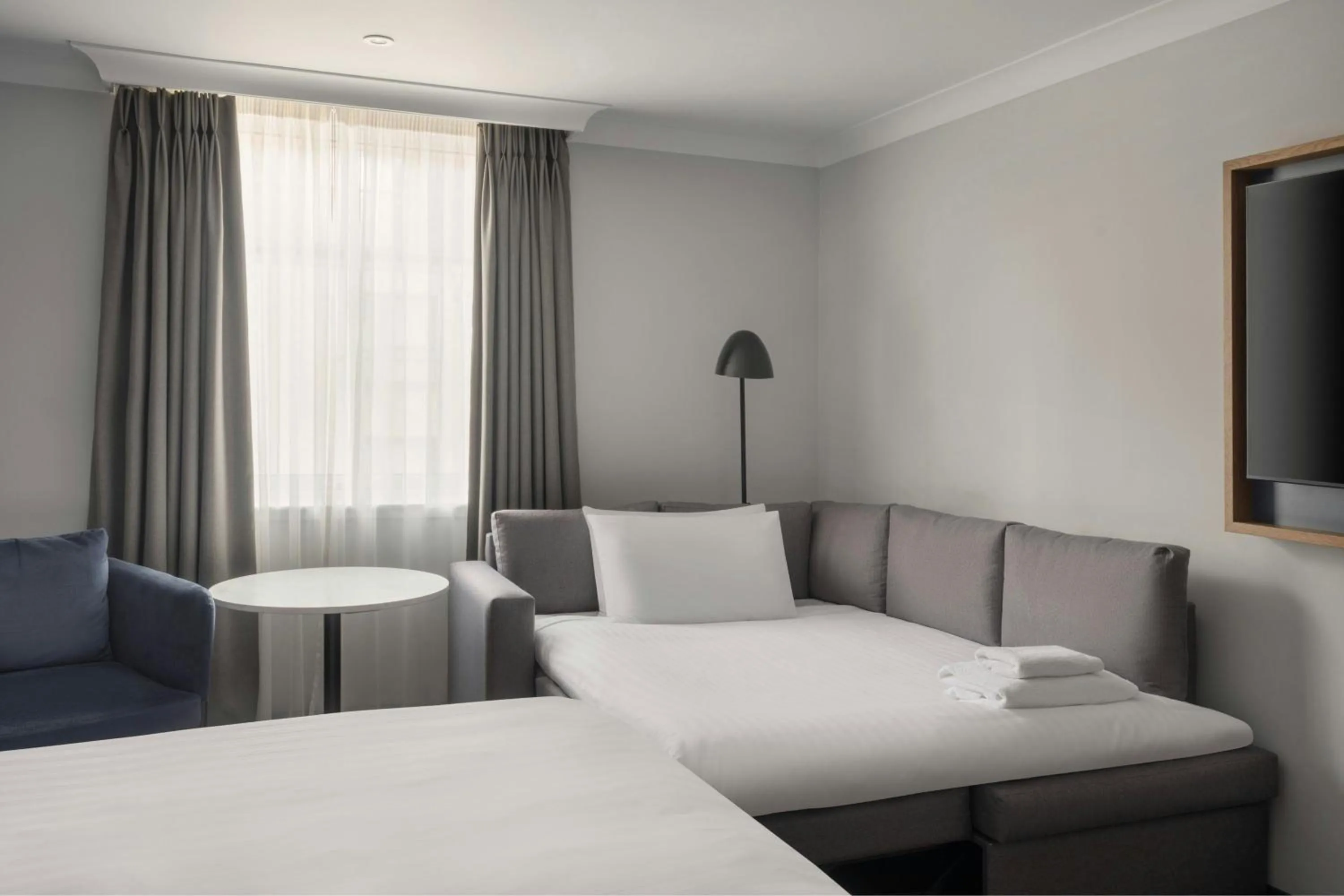 Photo of the whole room, Bed in Edinburgh Marriott Hotel Holyrood