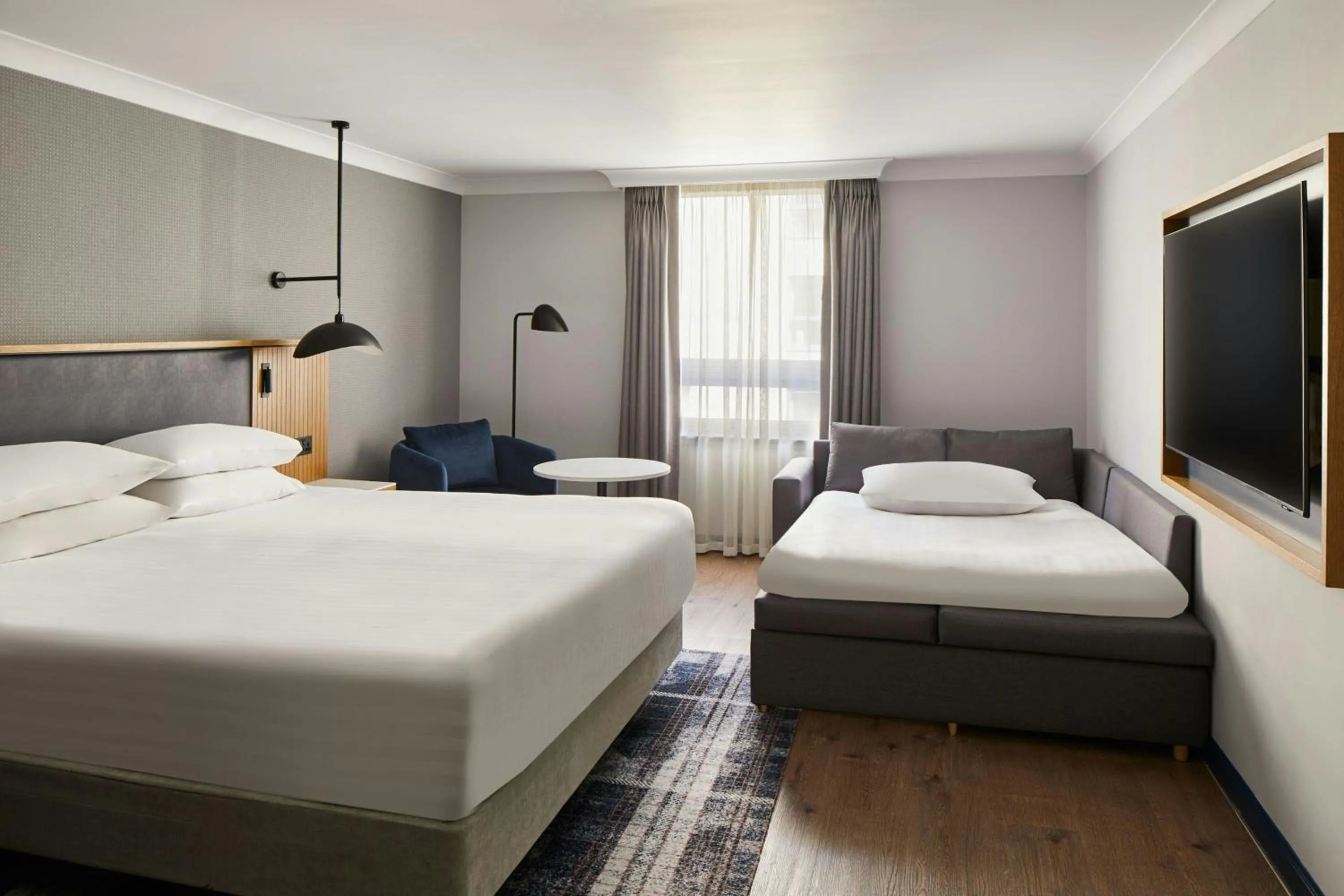 Photo of the whole room, Bed in Edinburgh Marriott Hotel Holyrood