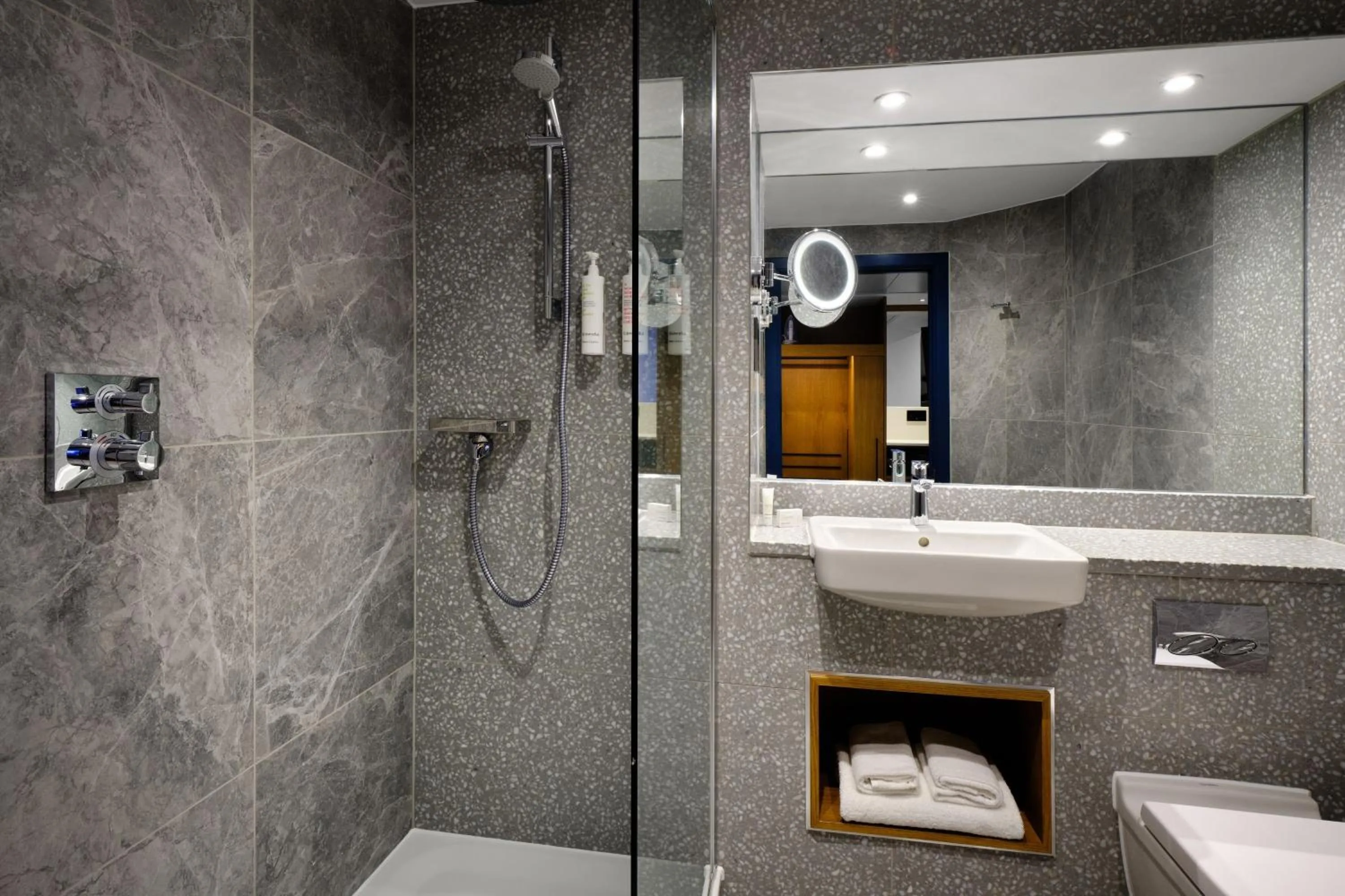 Bathroom in Edinburgh Marriott Hotel Holyrood