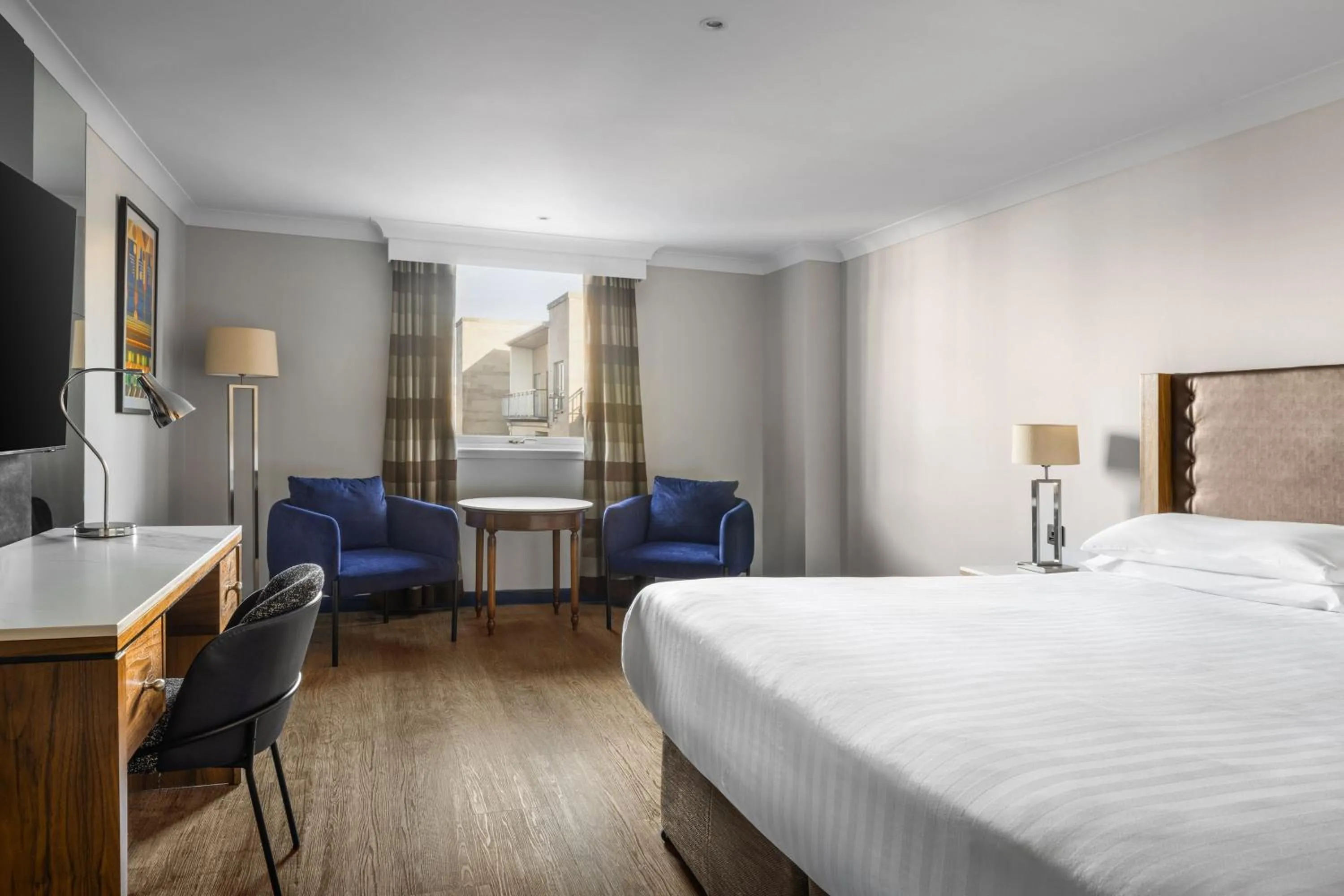 Photo of the whole room, Bed in Edinburgh Marriott Hotel Holyrood