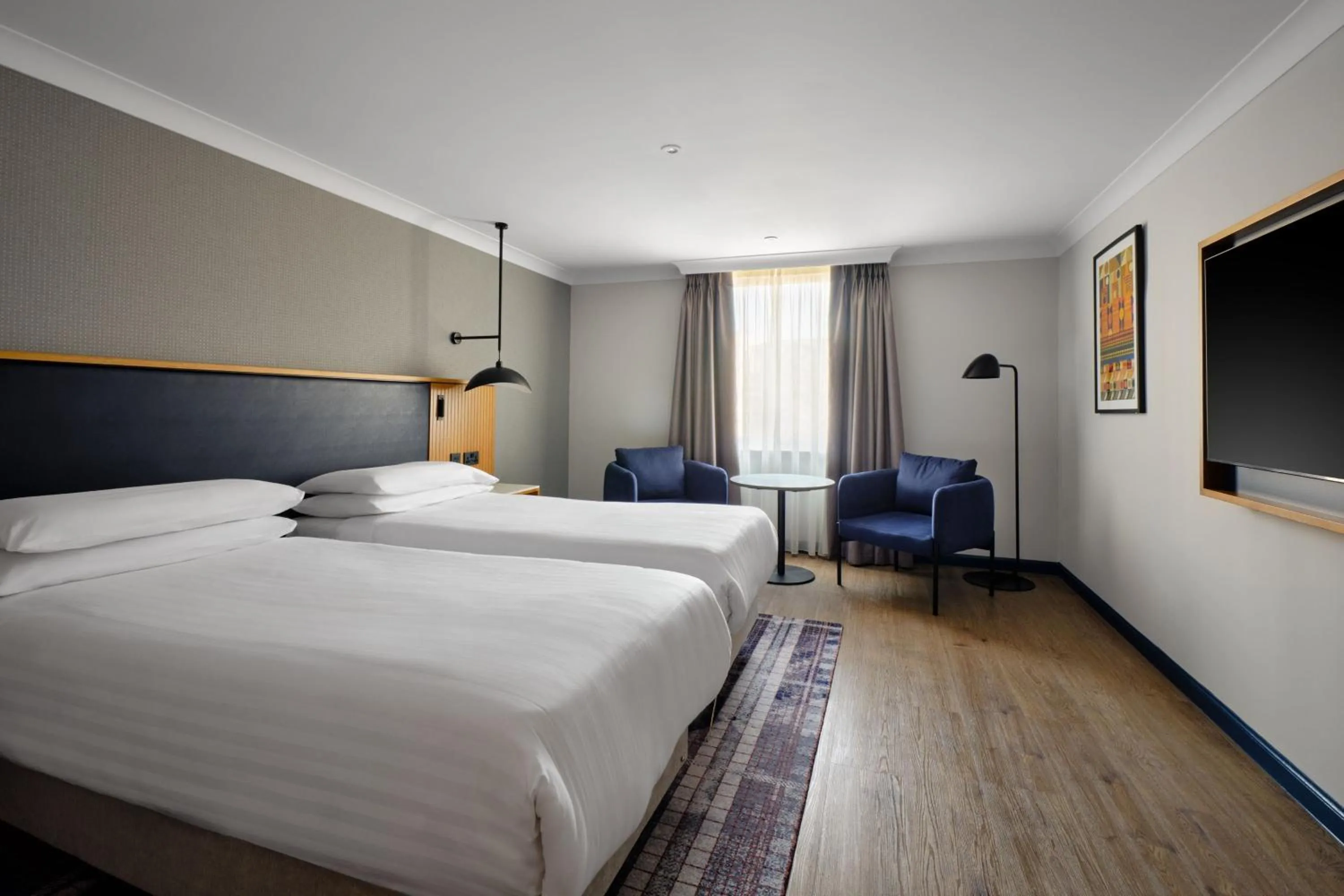 Photo of the whole room, Bed in Edinburgh Marriott Hotel Holyrood