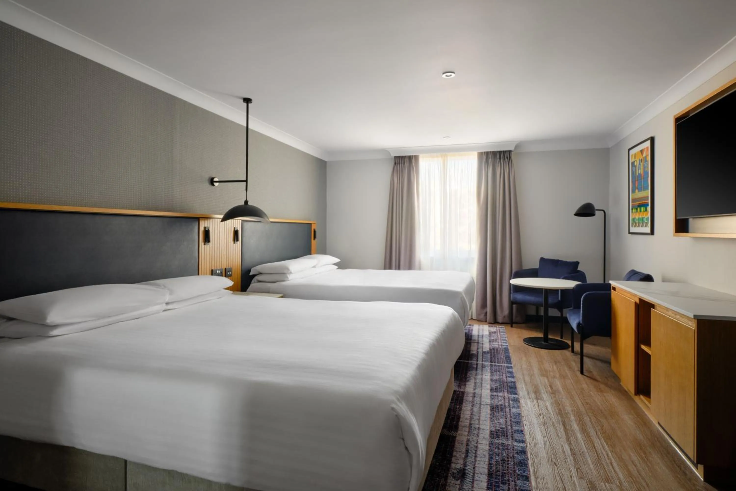 Photo of the whole room, Bed in Edinburgh Marriott Hotel Holyrood