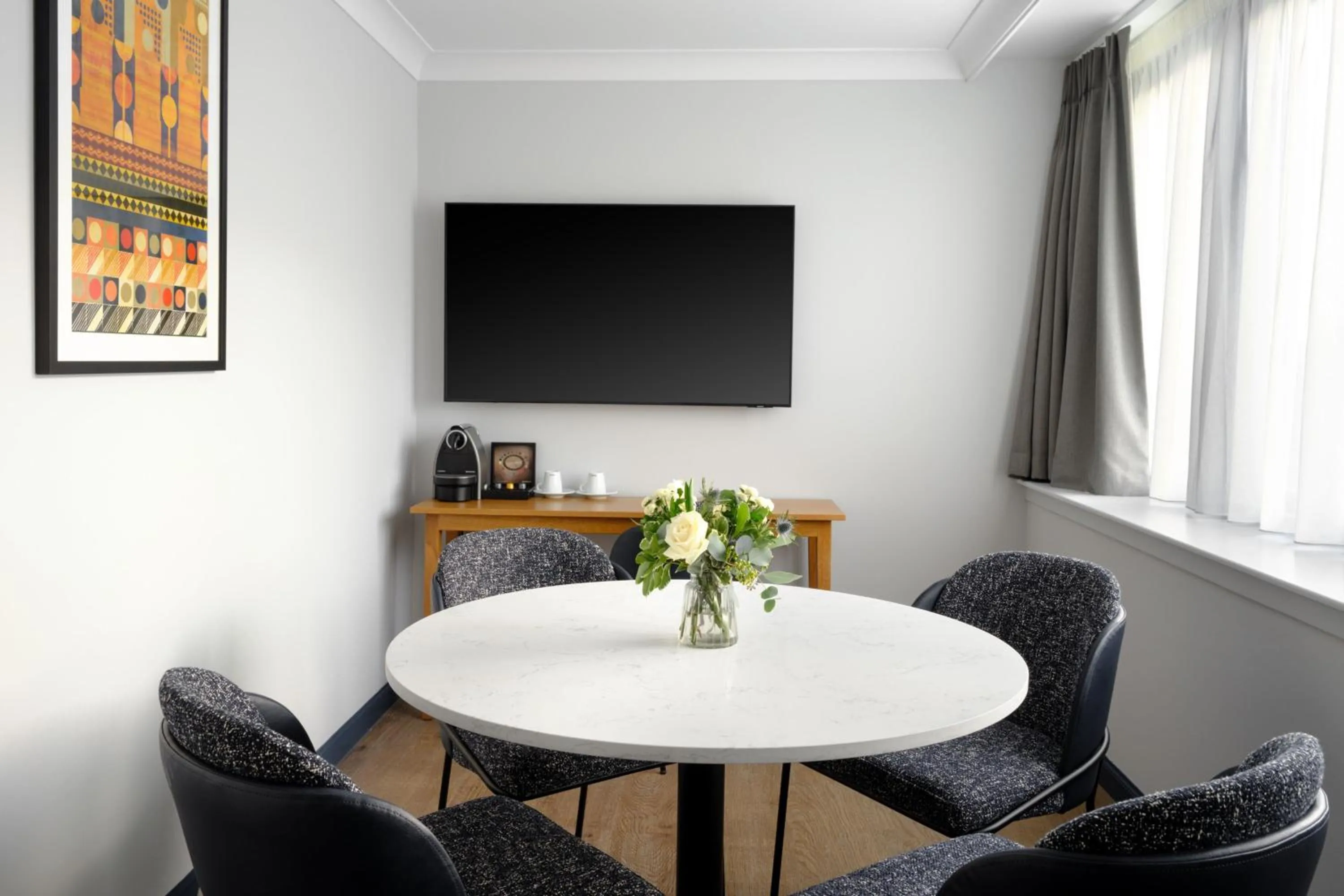 Photo of the whole room in Edinburgh Marriott Hotel Holyrood