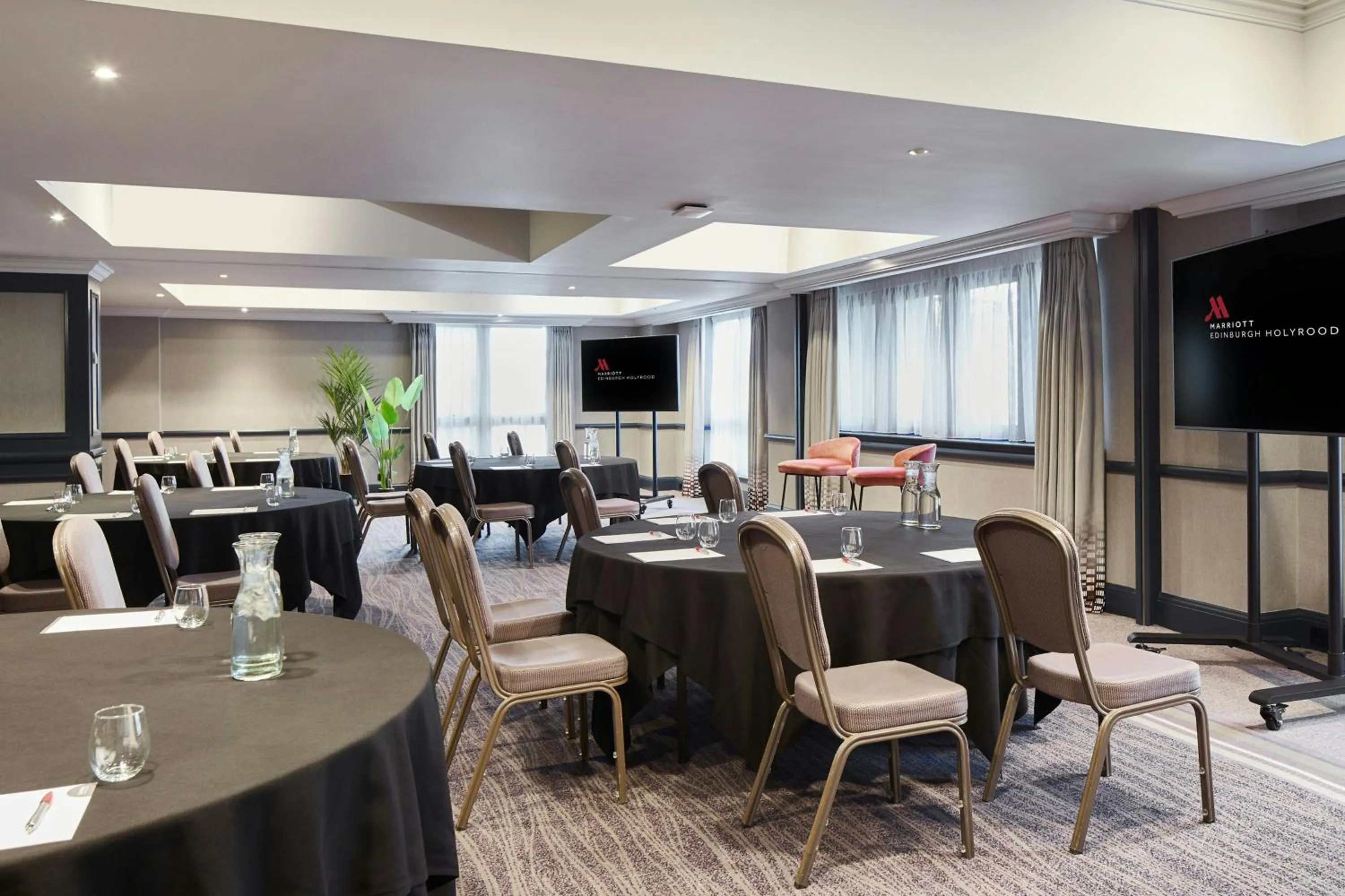 Lounge or bar in Edinburgh Marriott Hotel Holyrood