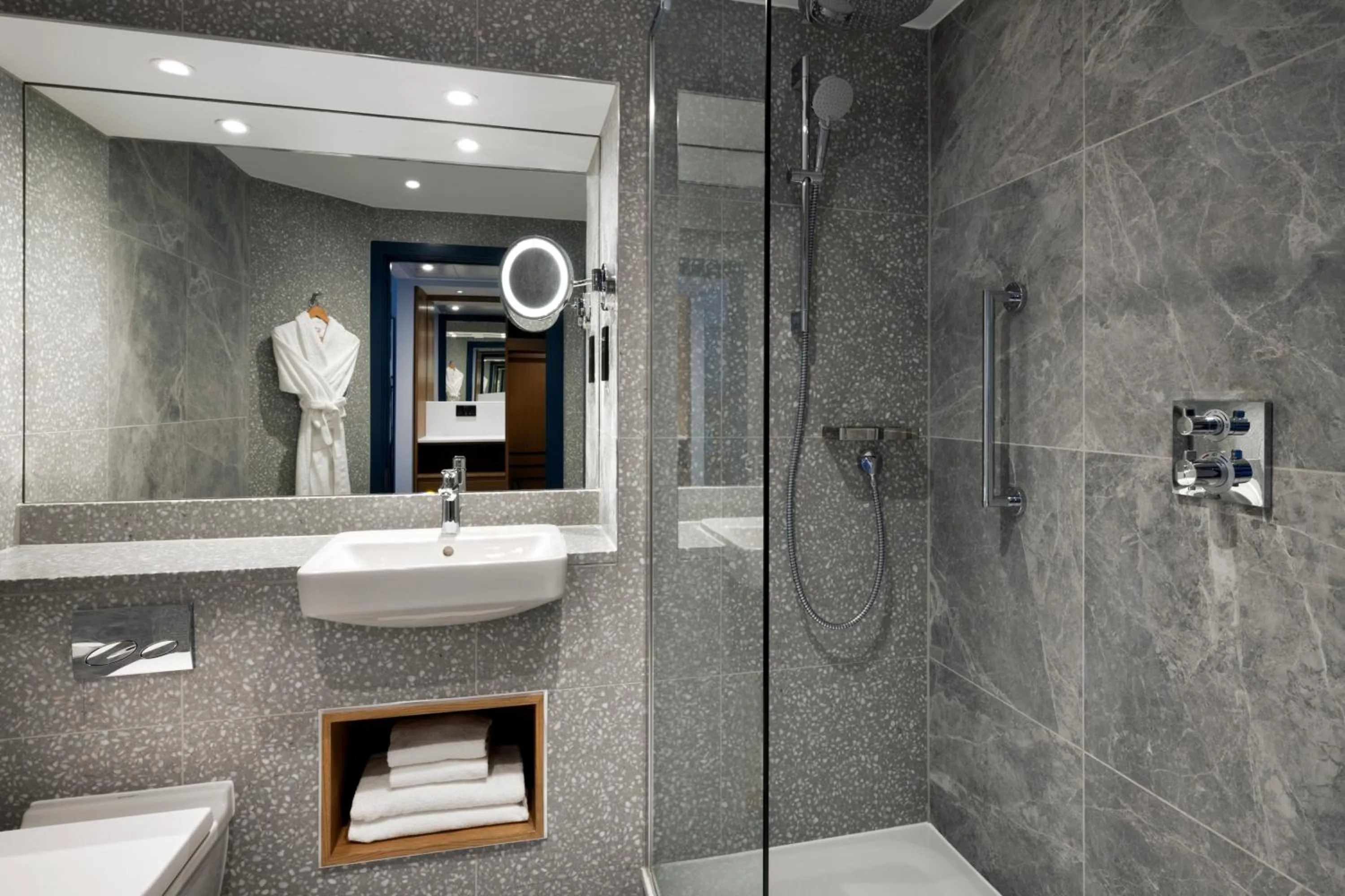 Bathroom in Edinburgh Marriott Hotel Holyrood