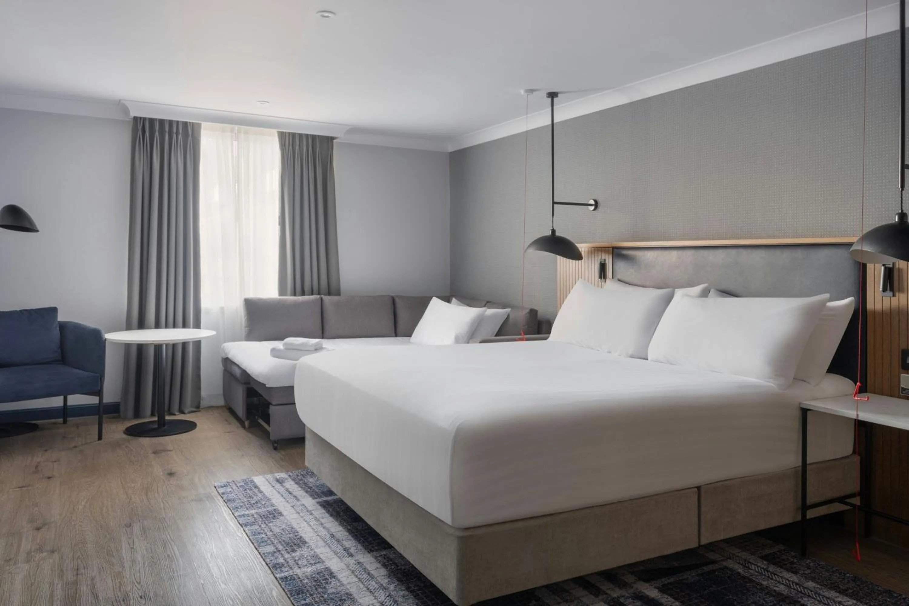 Photo of the whole room, Bed in Edinburgh Marriott Hotel Holyrood