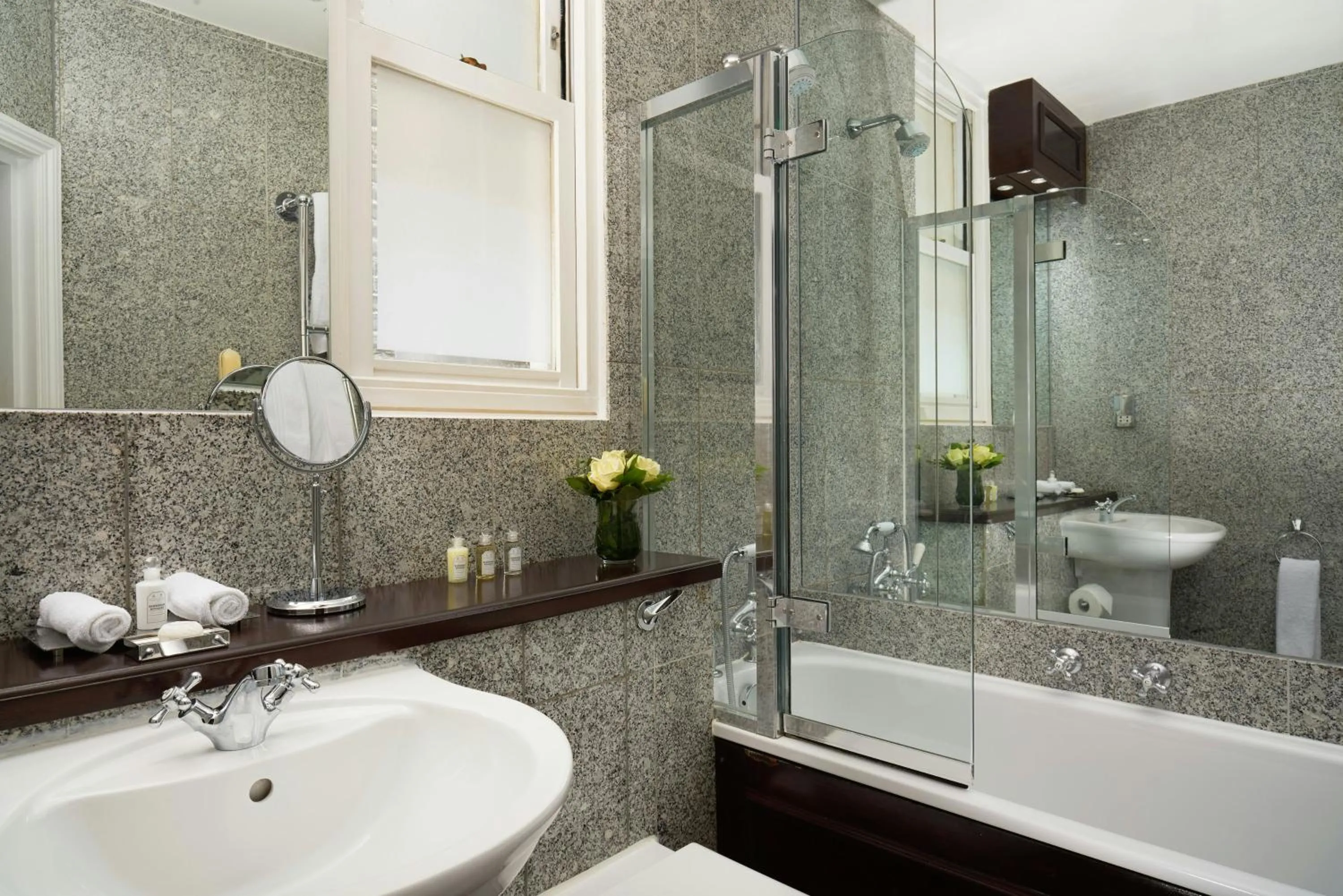 Bathroom in The Pelham London - Starhotels Collezione