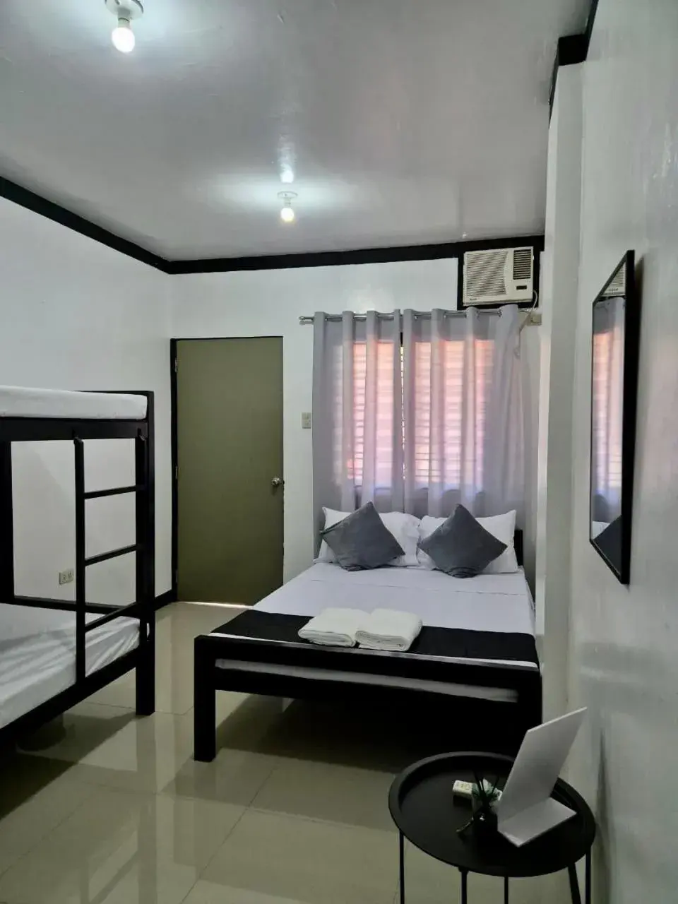 Quadruple Room with Private Bathroom in Casa Olivia Quadruple Room with Private Bathroom in Casa Olivia