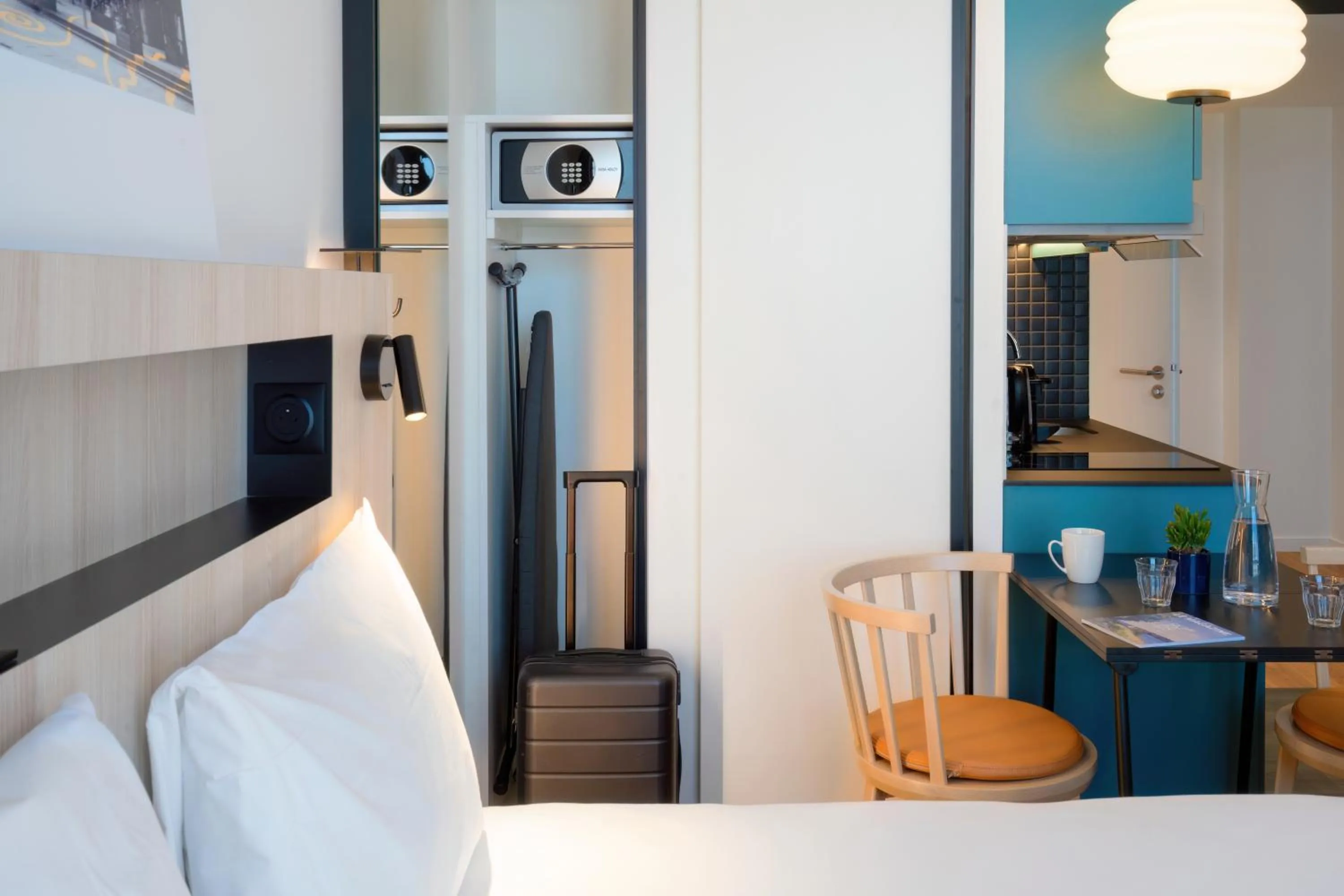 Kitchen or kitchenette, Bed in Aparthotel Adagio Access Rouen Centre Cathédrale