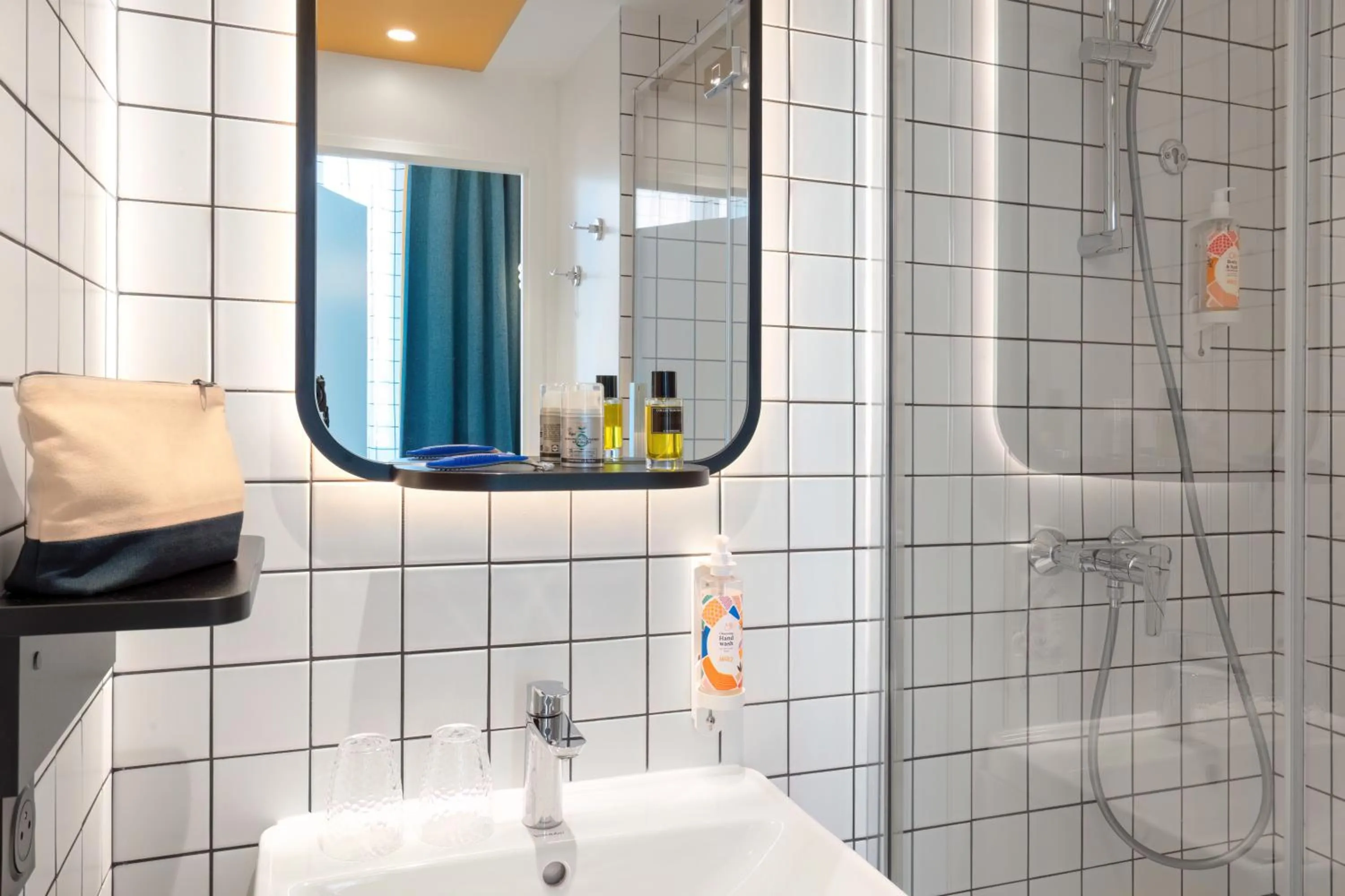 Shower in Aparthotel Adagio Access Rouen Centre Cathédrale