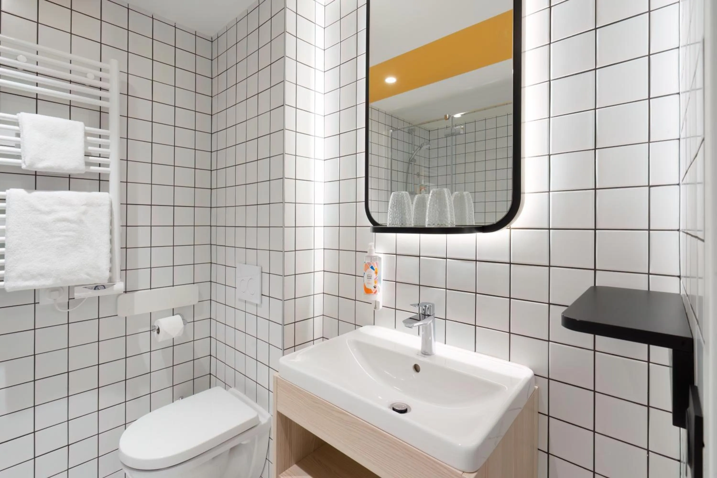 Shower in Aparthotel Adagio Access Rouen Centre Cathédrale