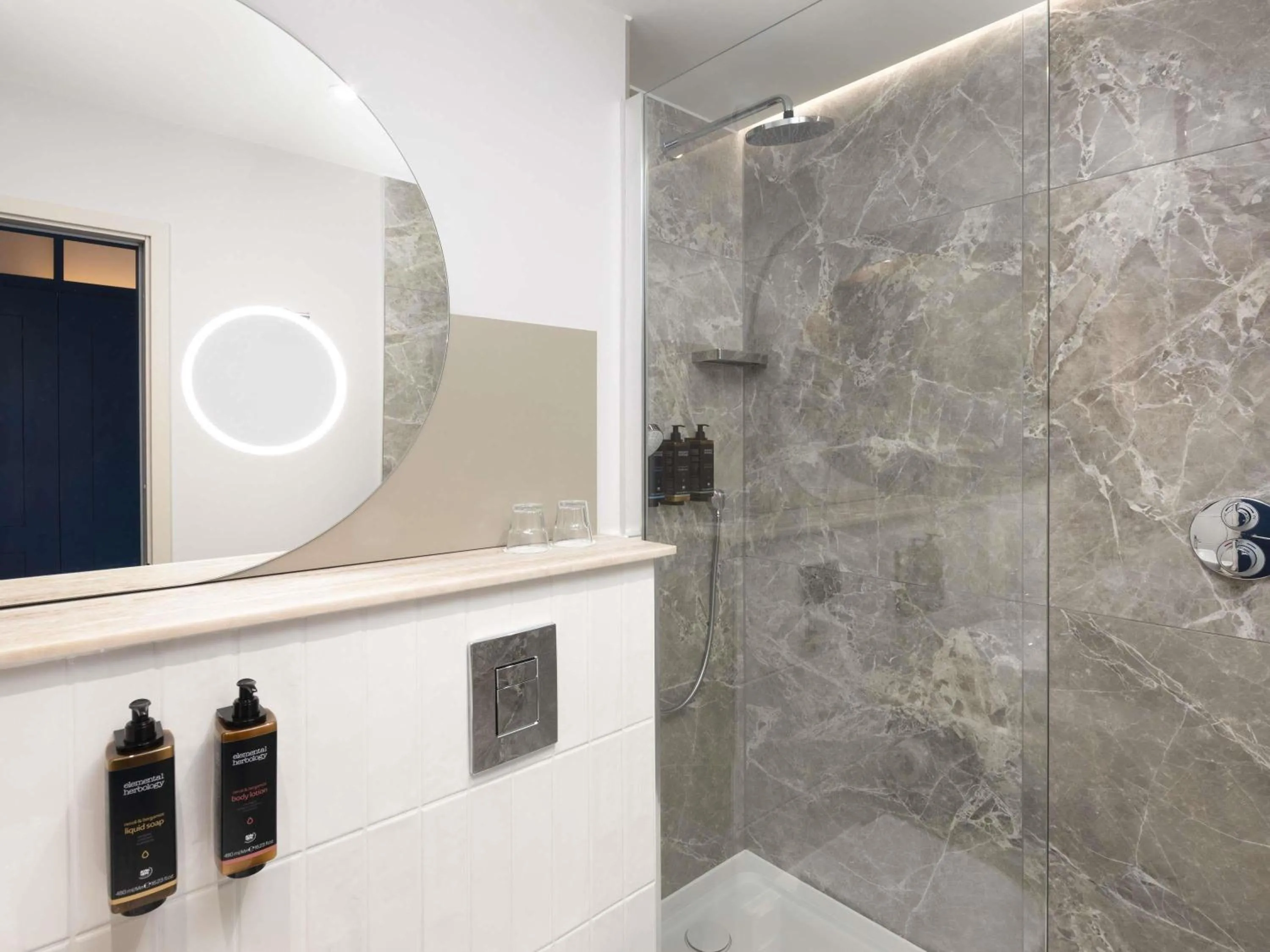 Bedroom in Mercure London Earls Court