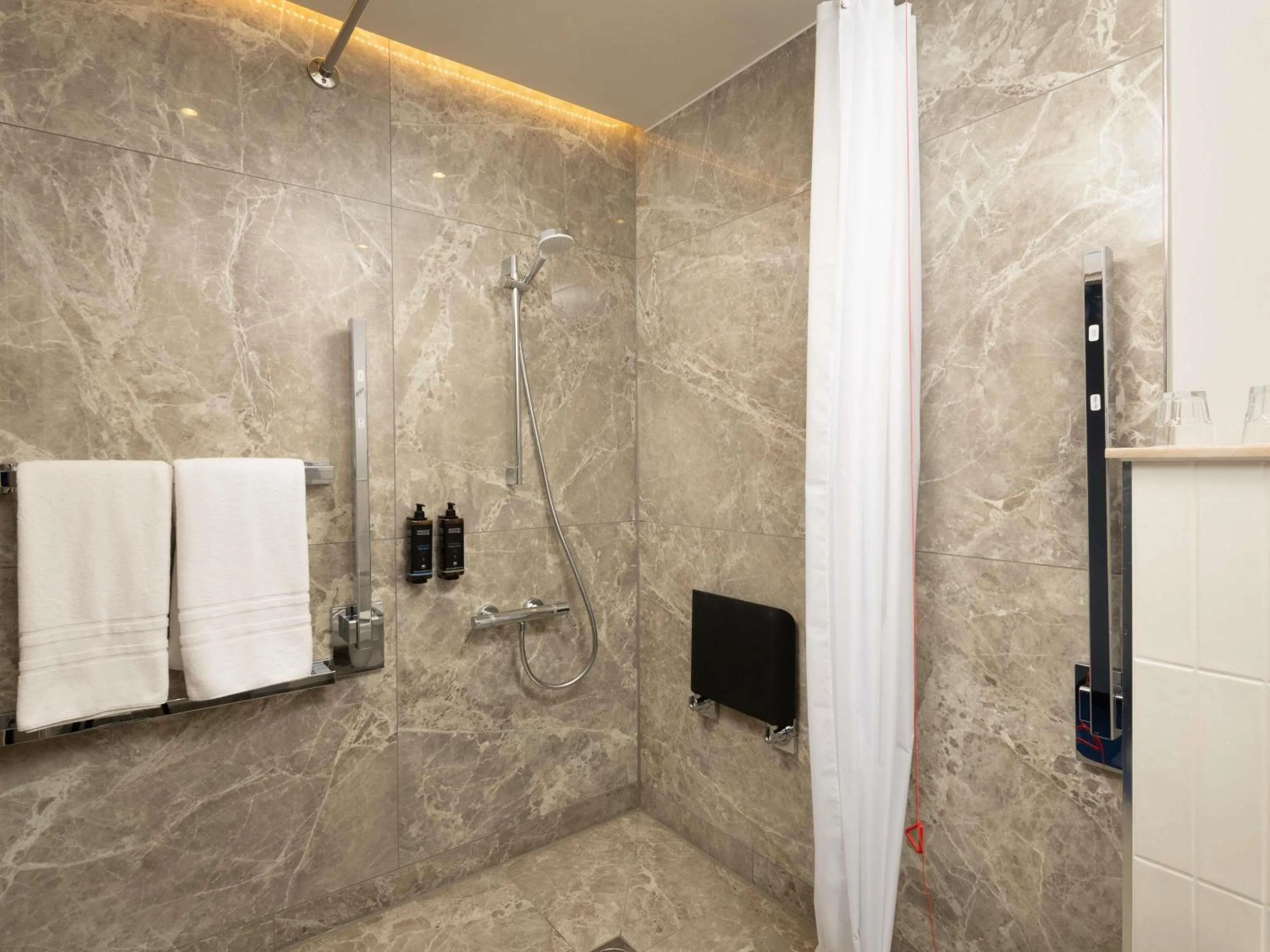 Bedroom in Mercure London Earls Court