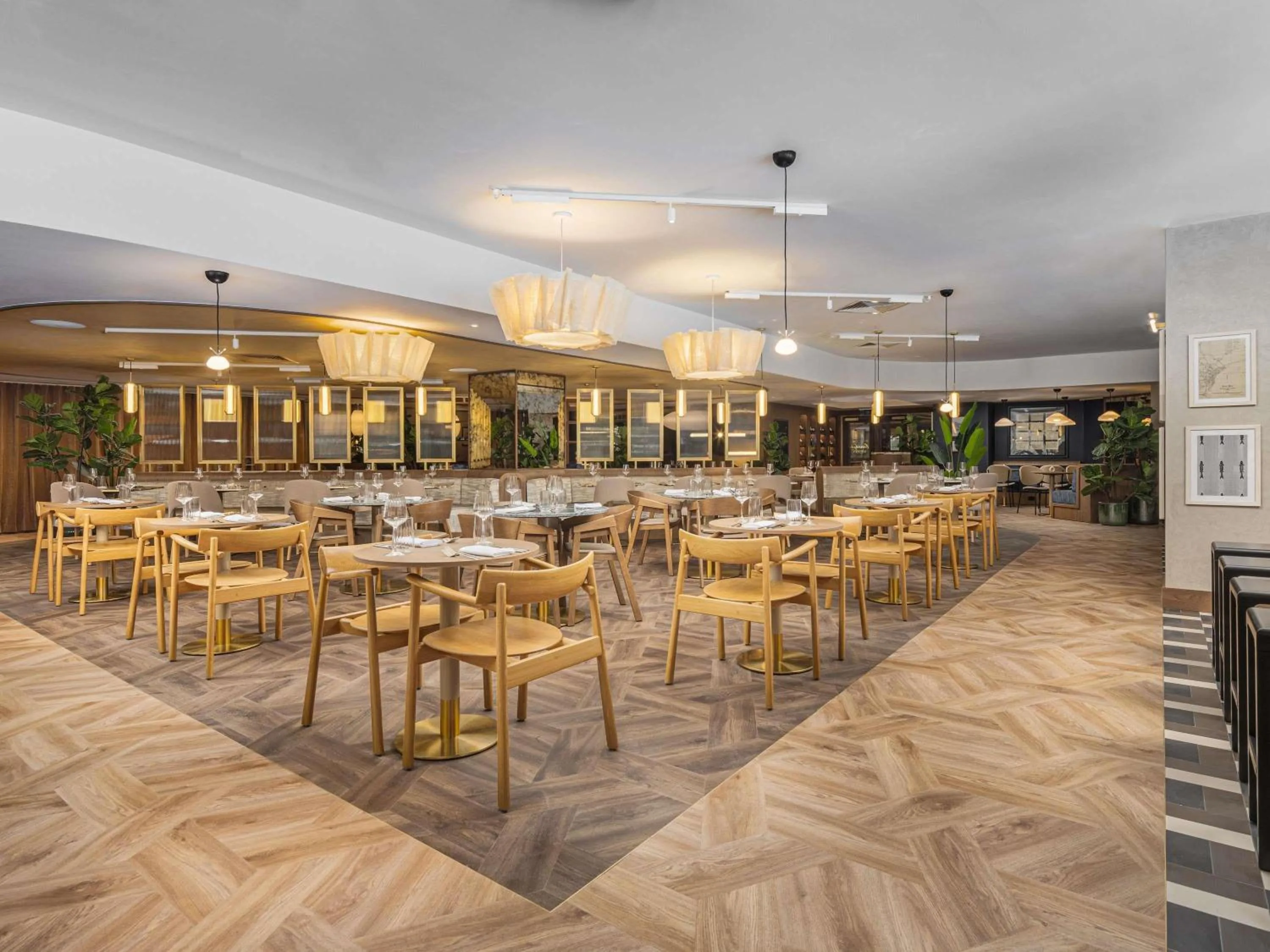 Restaurant/places to eat in Mercure London Earls Court