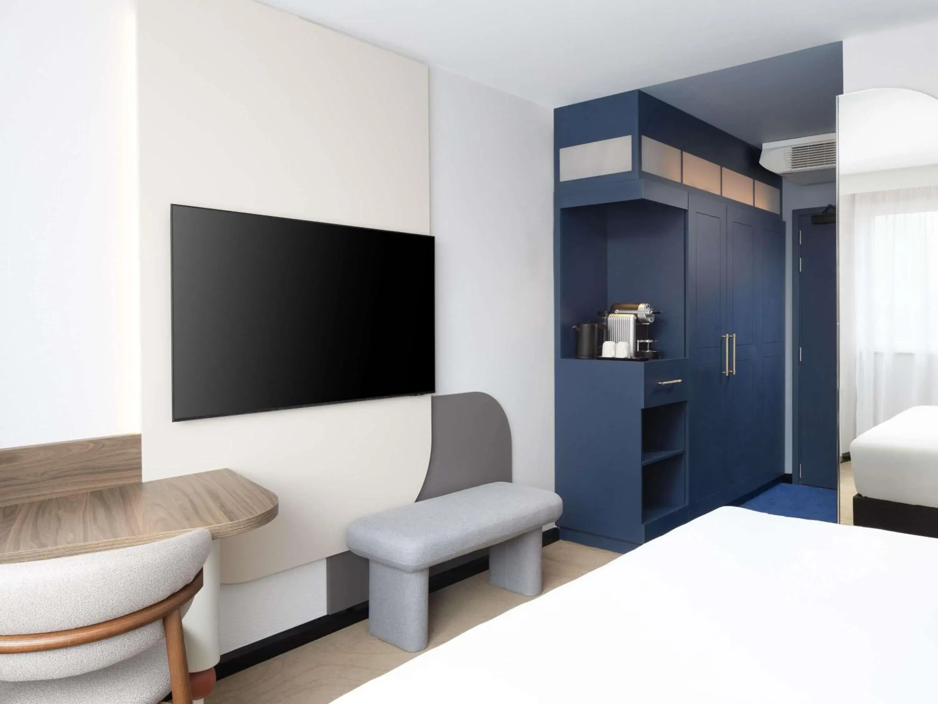 Bedroom, Bed in Mercure London Earls Court Bedroom, Bed in Mercure London Earls Court