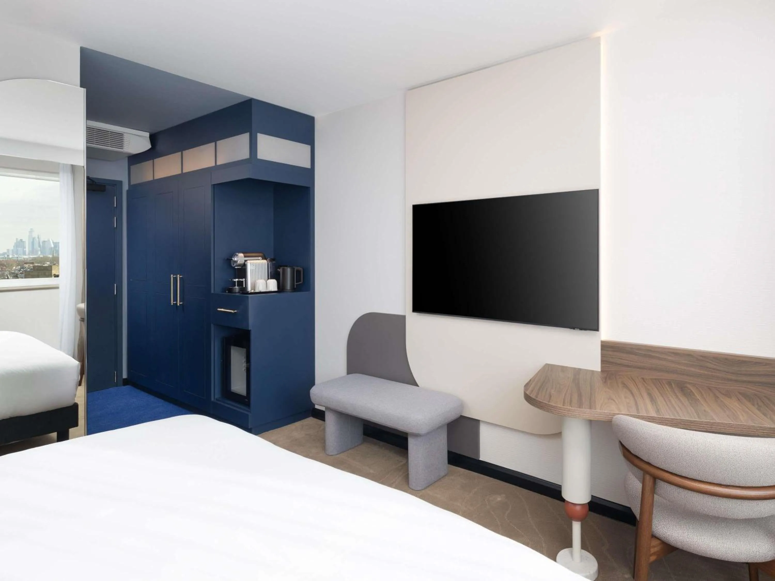 Bedroom, Bed in Mercure London Earls Court