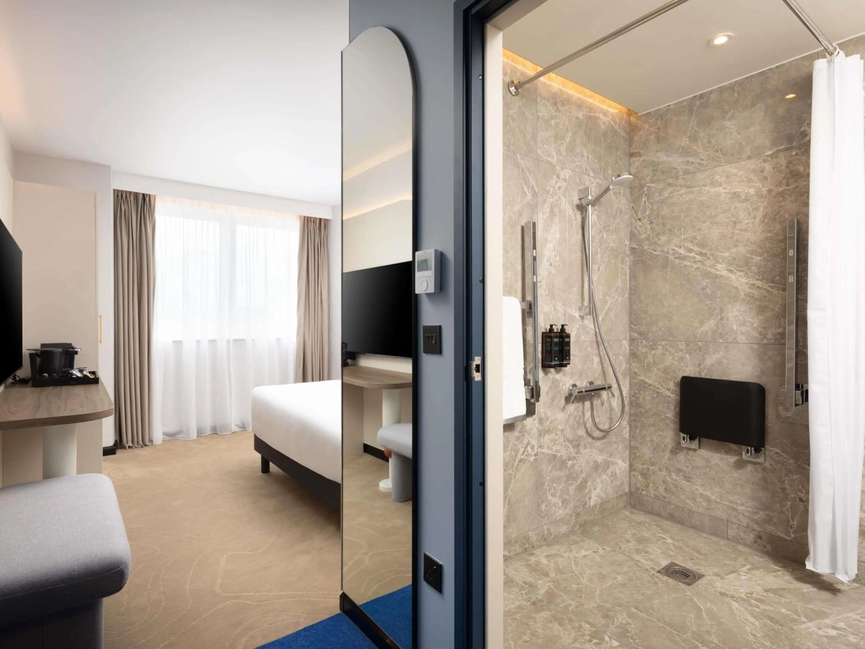 Bedroom, Bed in Mercure London Earls Court