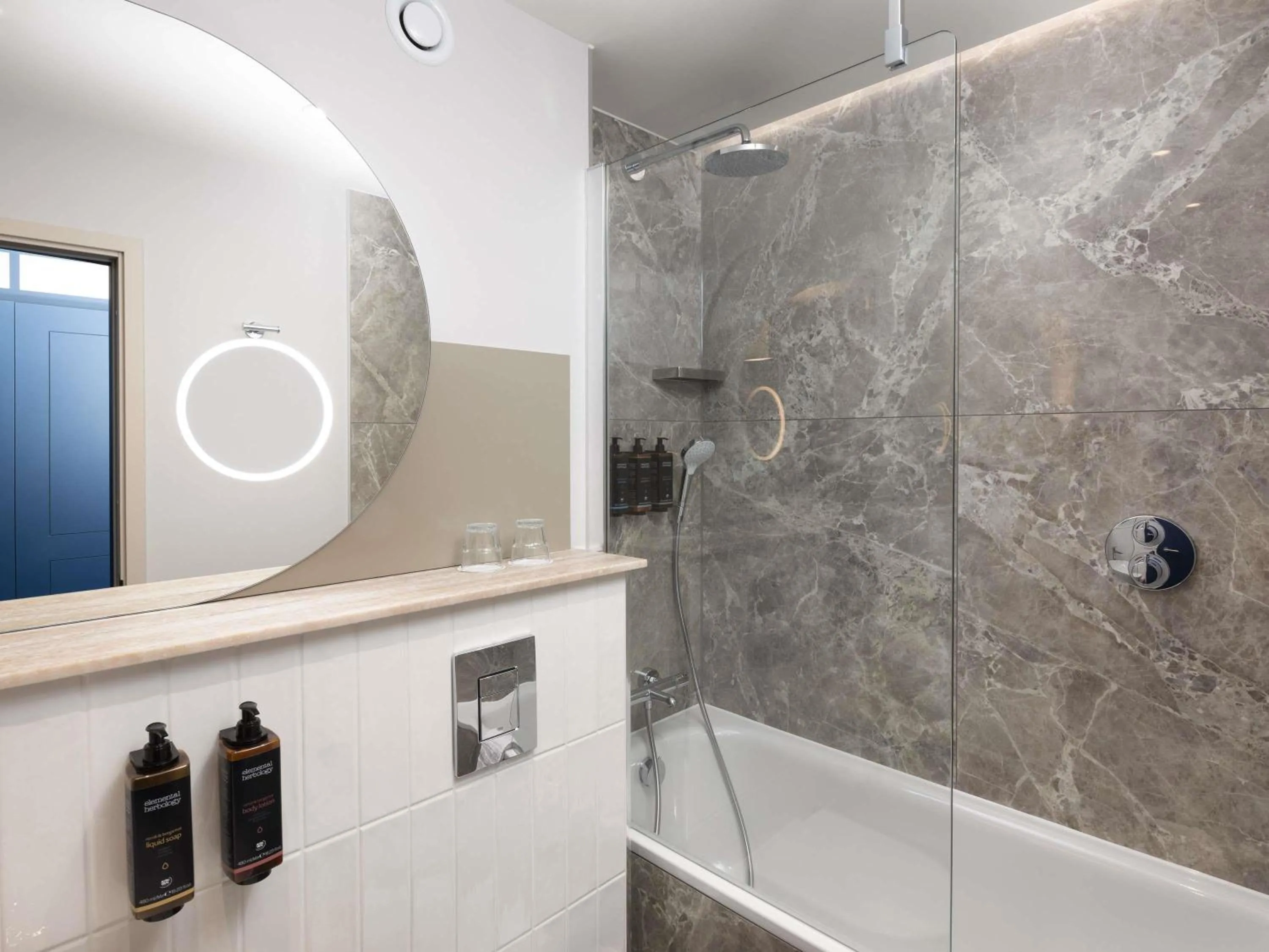 Bedroom in Mercure London Earls Court