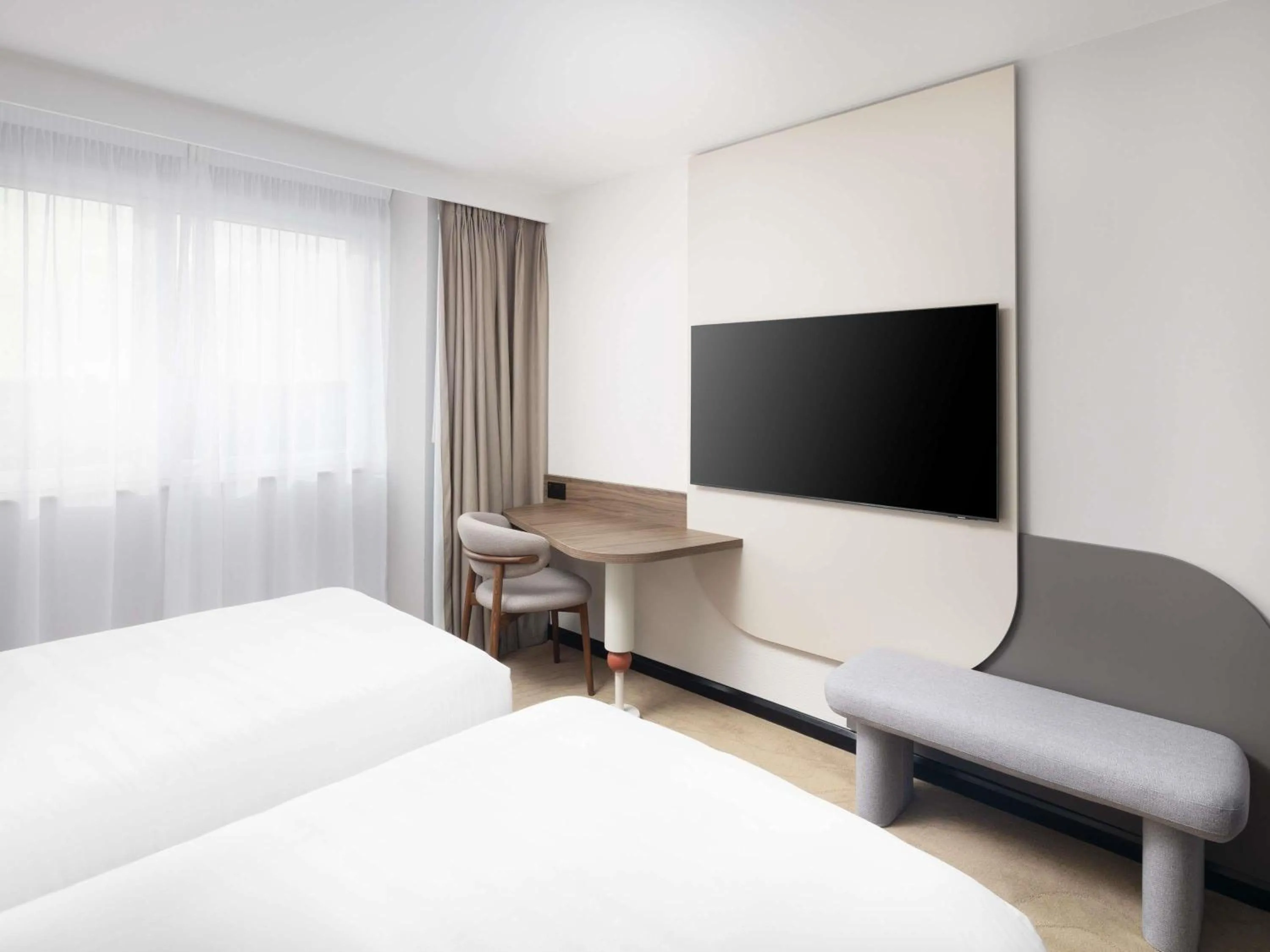 Bedroom, Bed in Mercure London Earls Court