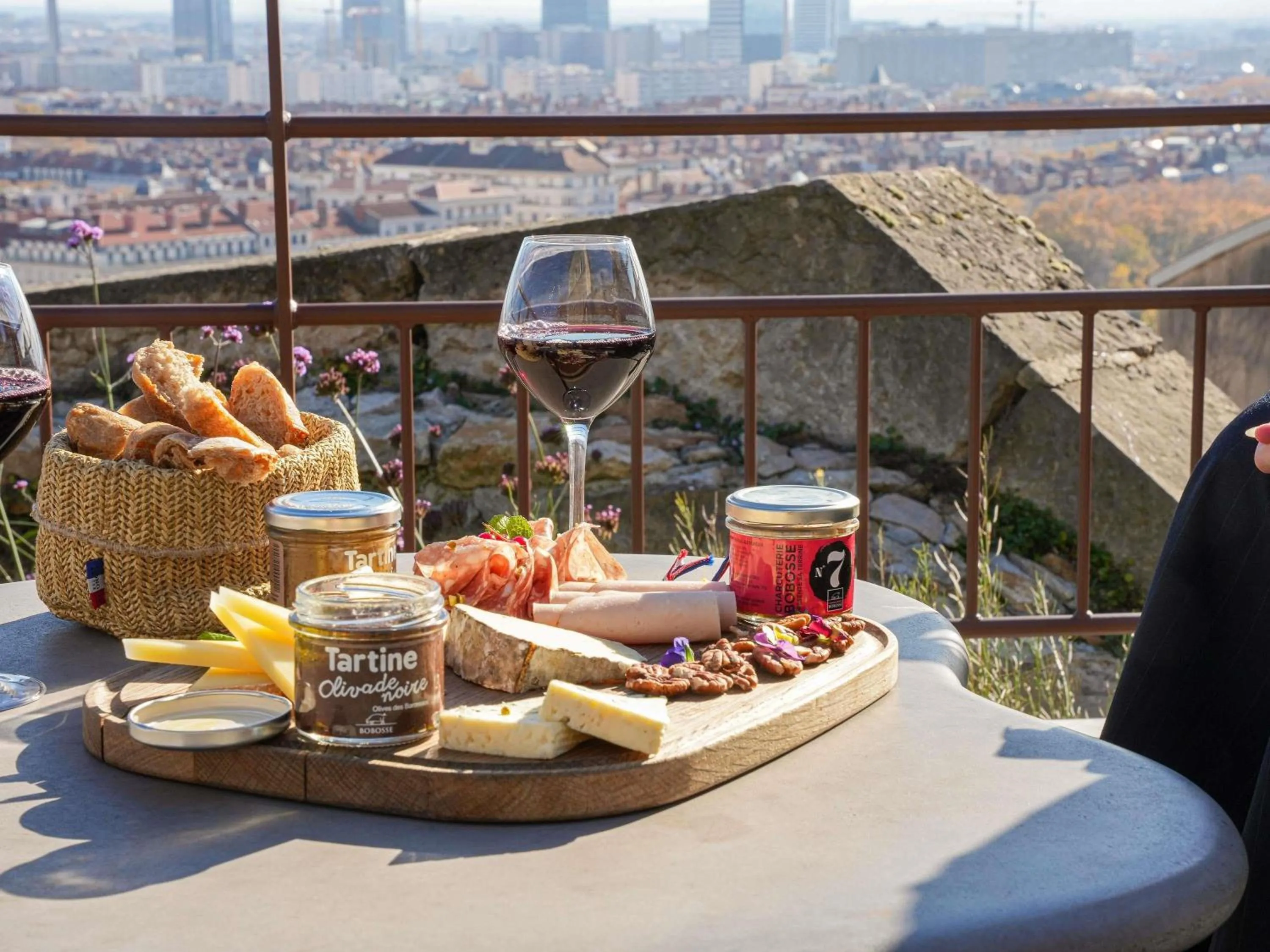 Lounge or bar in Hôtel Fort St Laurent Lyon - Handwritten Collection