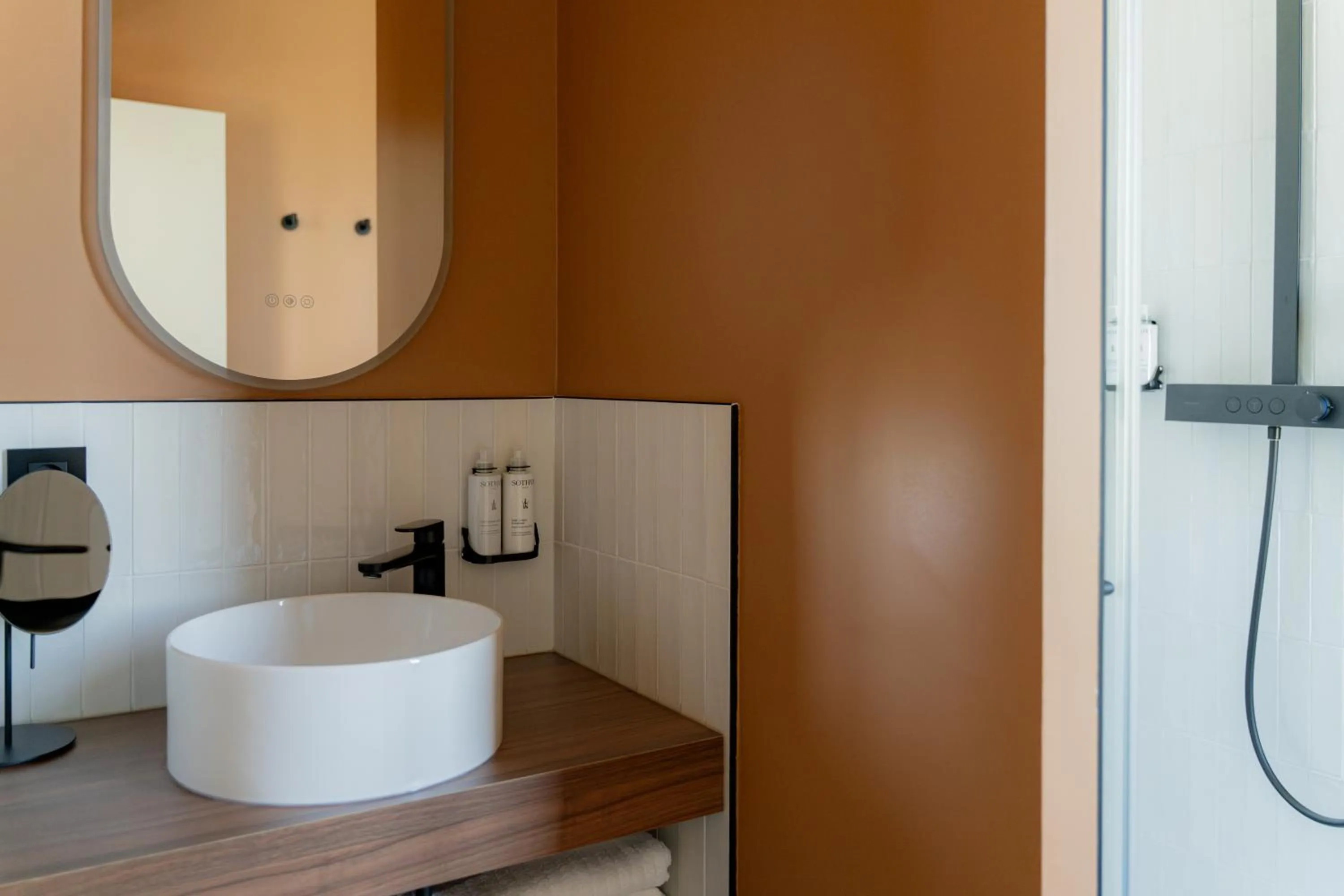 Bathroom in Hôtel Fort St Laurent Lyon - Handwritten Collection