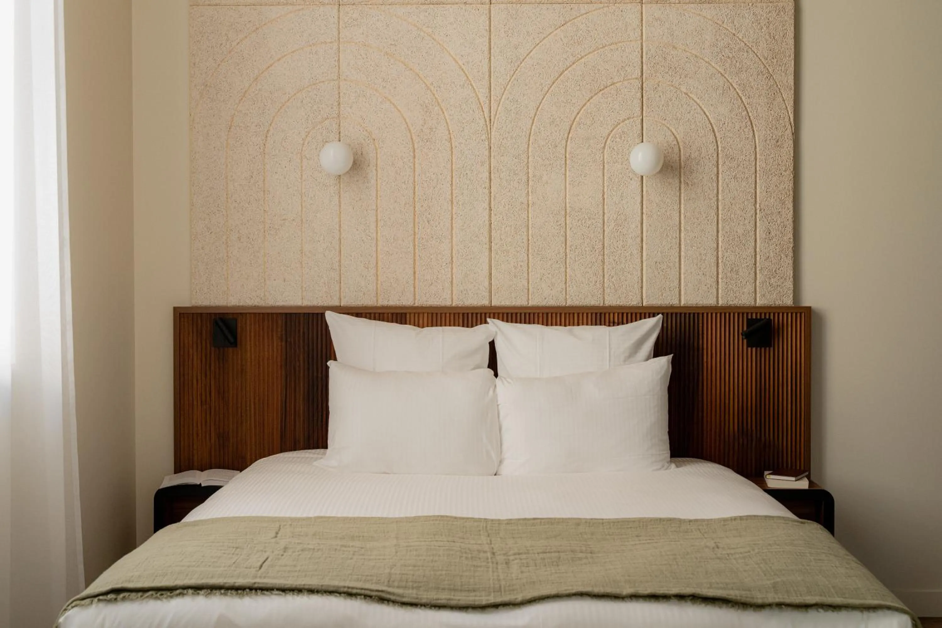 Photo of the whole room, Bed in Hôtel Fort St Laurent Lyon - Handwritten Collection