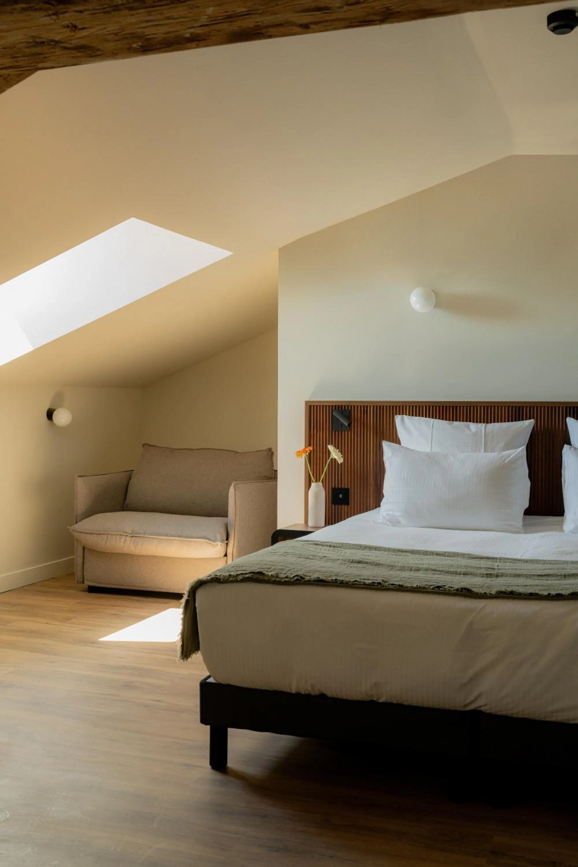 Photo of the whole room, Bed in Hôtel Fort St Laurent Lyon - Handwritten Collection