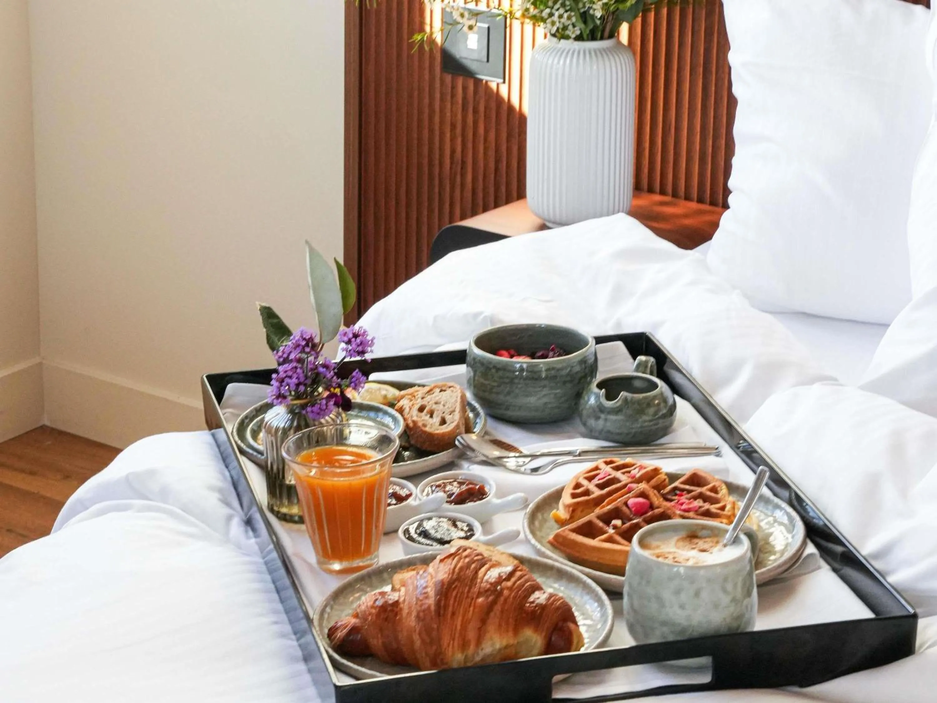 Property building, Bed in Hôtel Fort St Laurent Lyon - Handwritten Collection