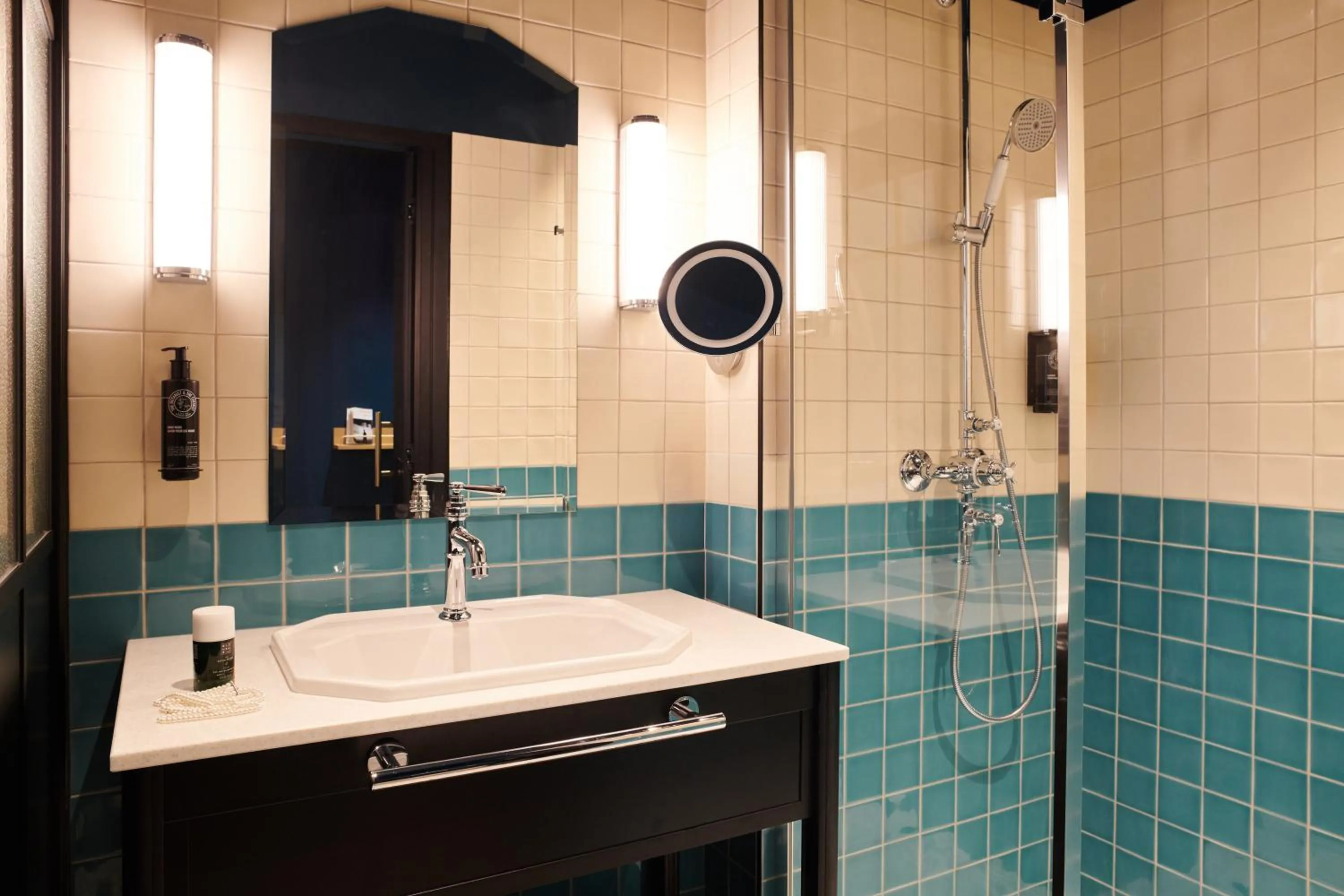 Bathroom in Square Lodge Hotel Accor - La Roche-sur-Yon