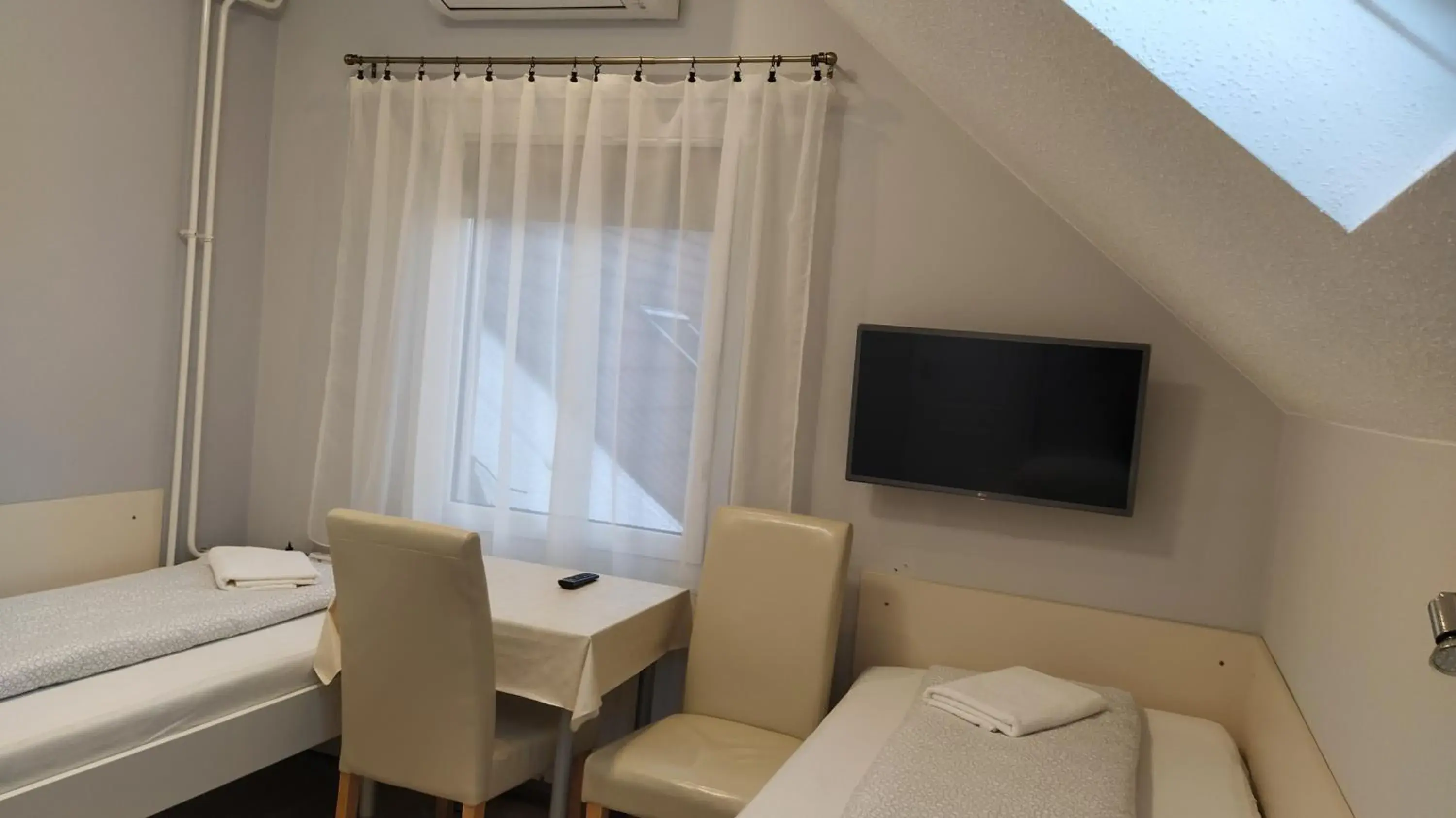 Twin Room with Private Bathroom - single occupancy in Erika Vendégház Twin Room with Private Bathroom - single occupancy in Erika Vendégház