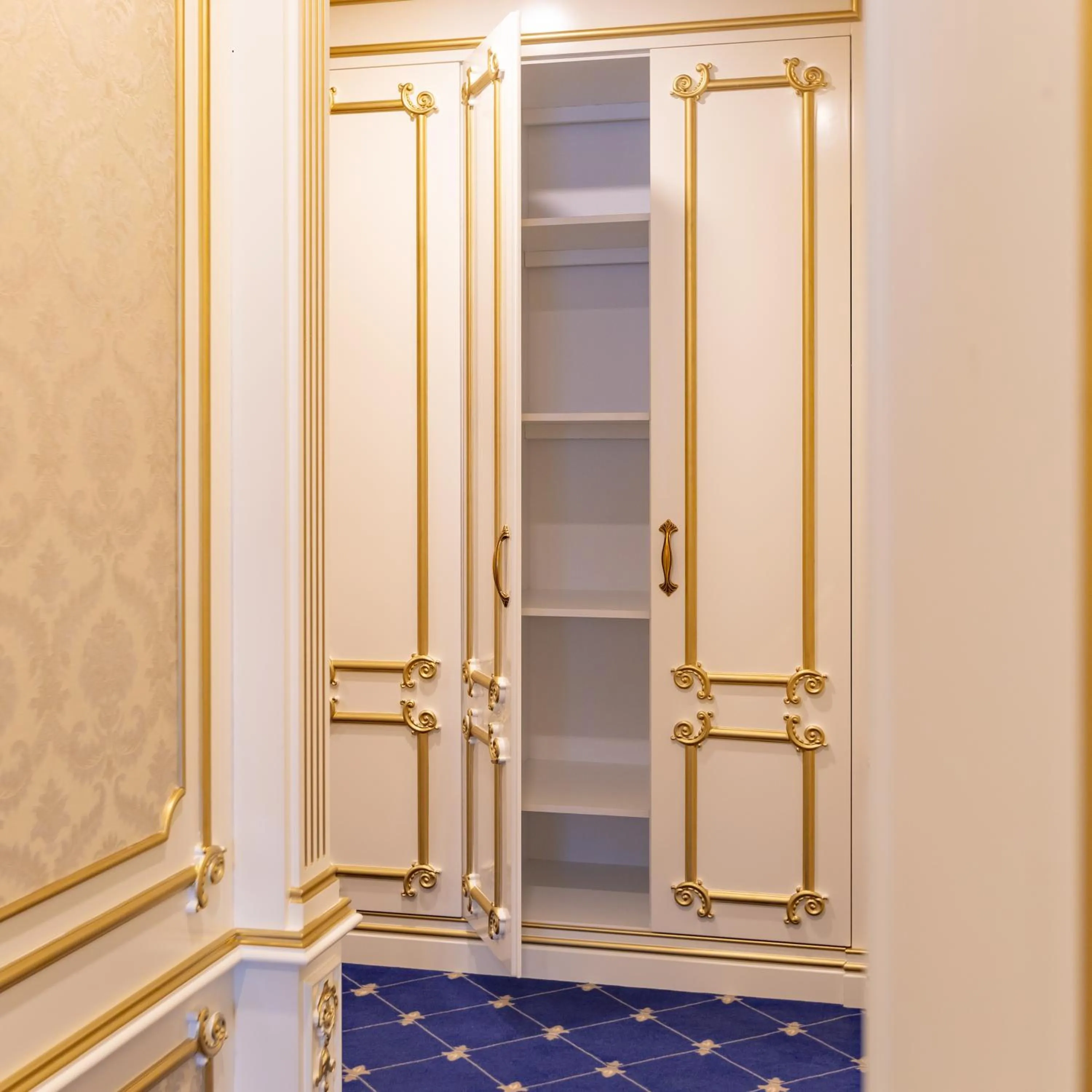 wardrobe in Cristal Erbil Hotel