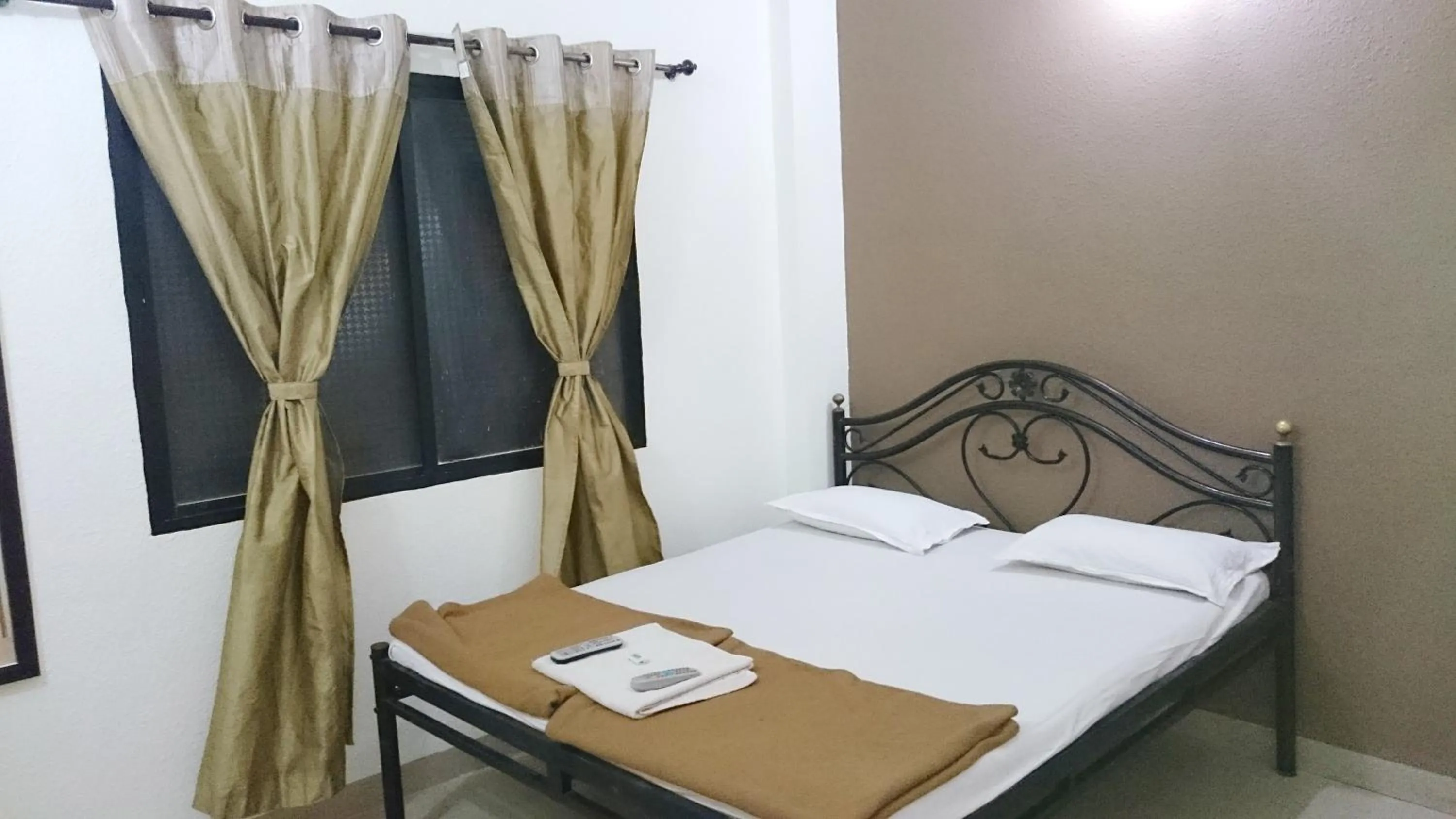 cot, Bed in Hotel Preetam Aurangabad