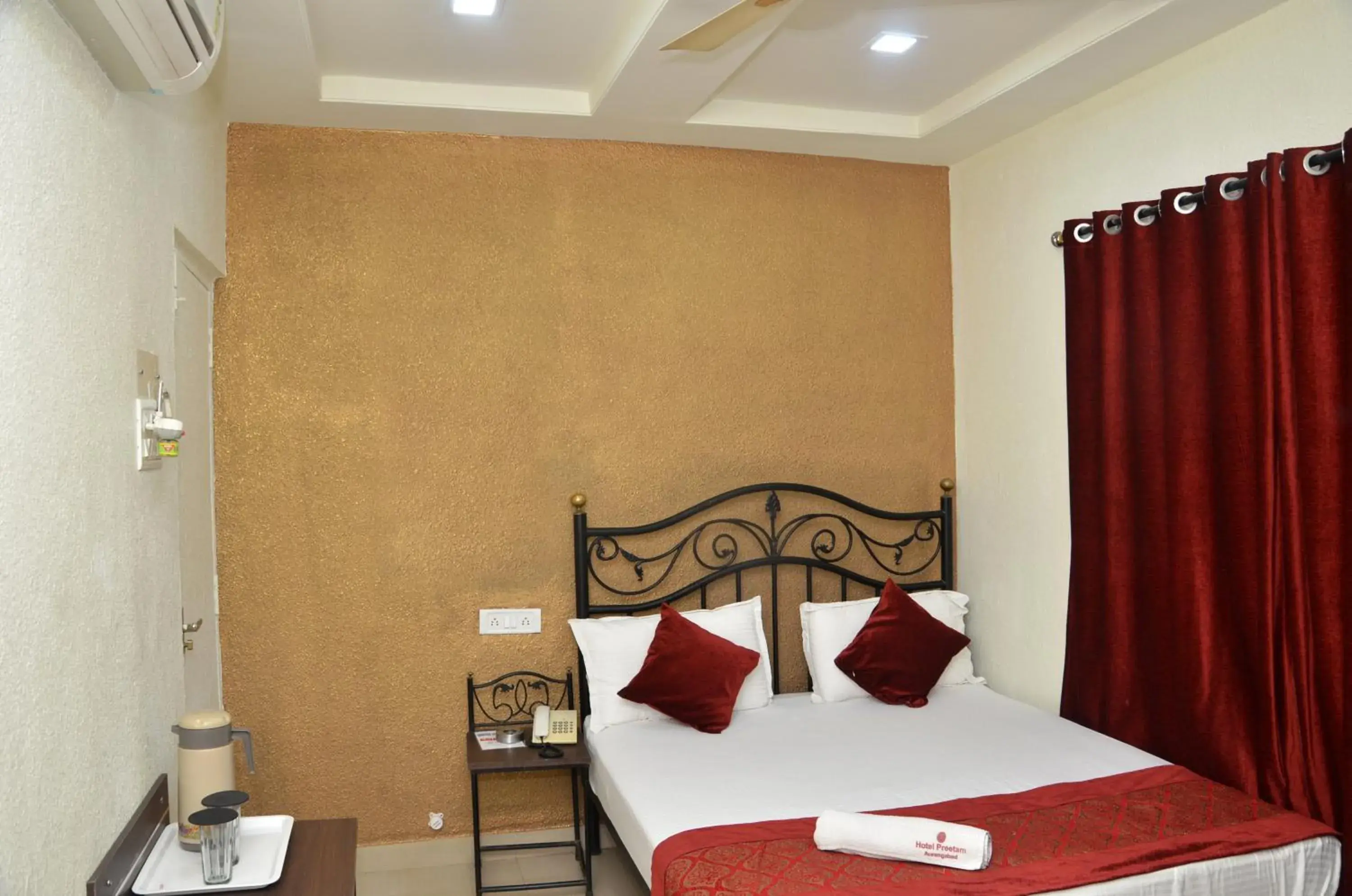 Bed in Hotel Preetam Aurangabad Bed in Hotel Preetam Aurangabad