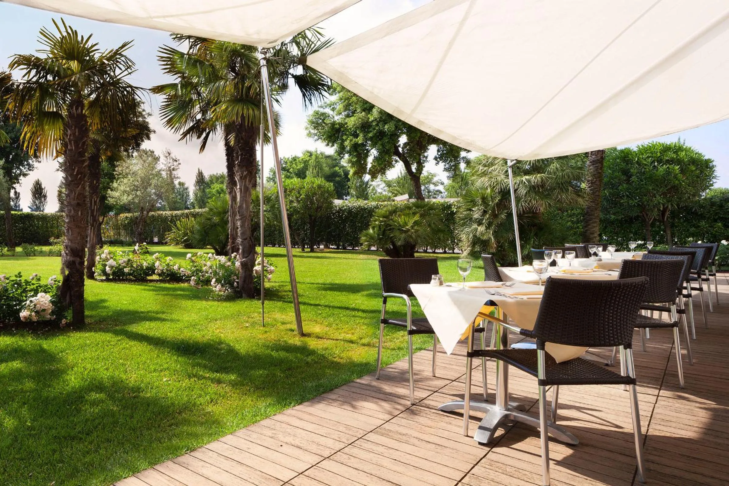 Restaurant/places to eat in Hotel Rafael