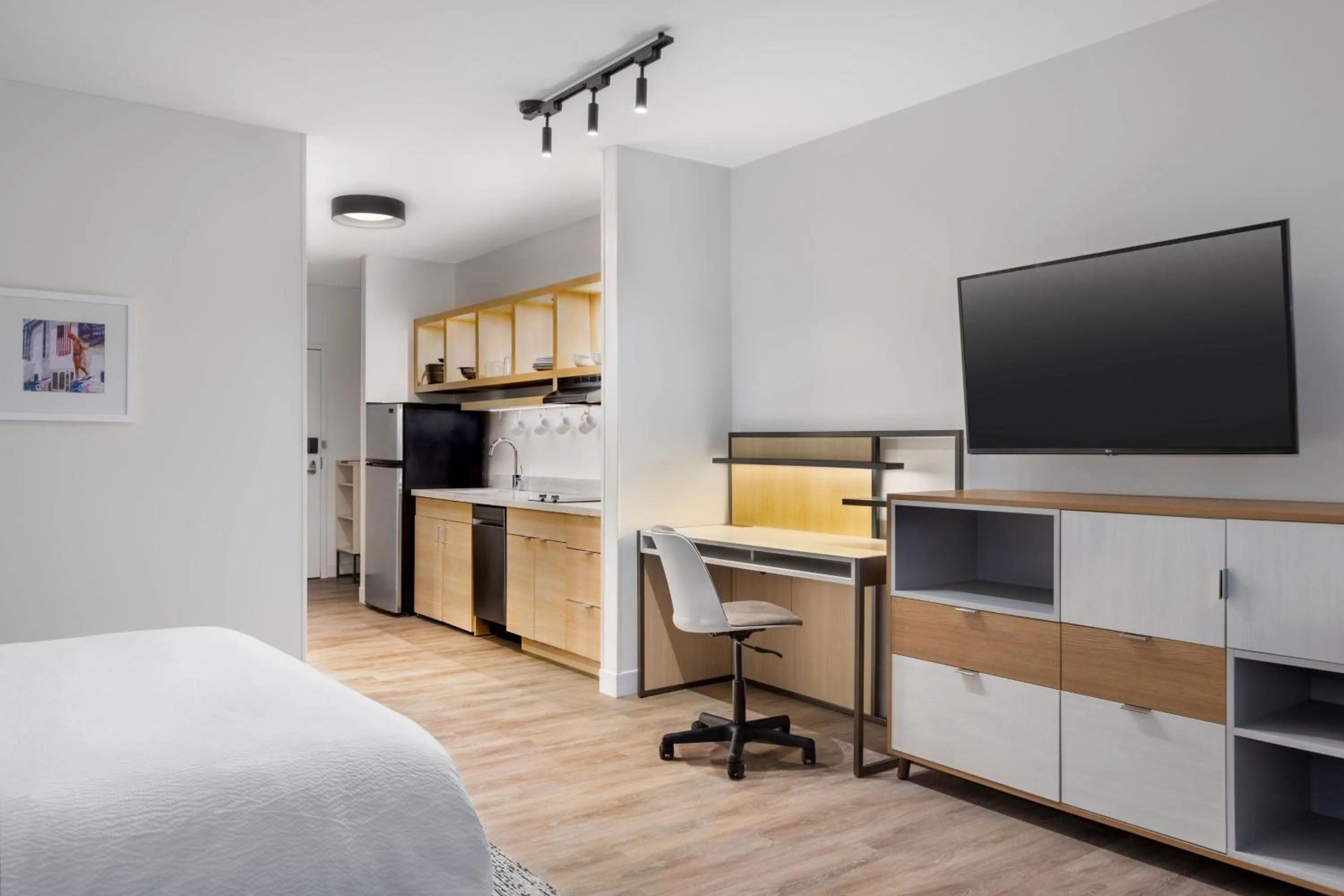 Photo of the whole room, Bed in TownePlace Suites by Marriott Geneva at SPIRE Academy