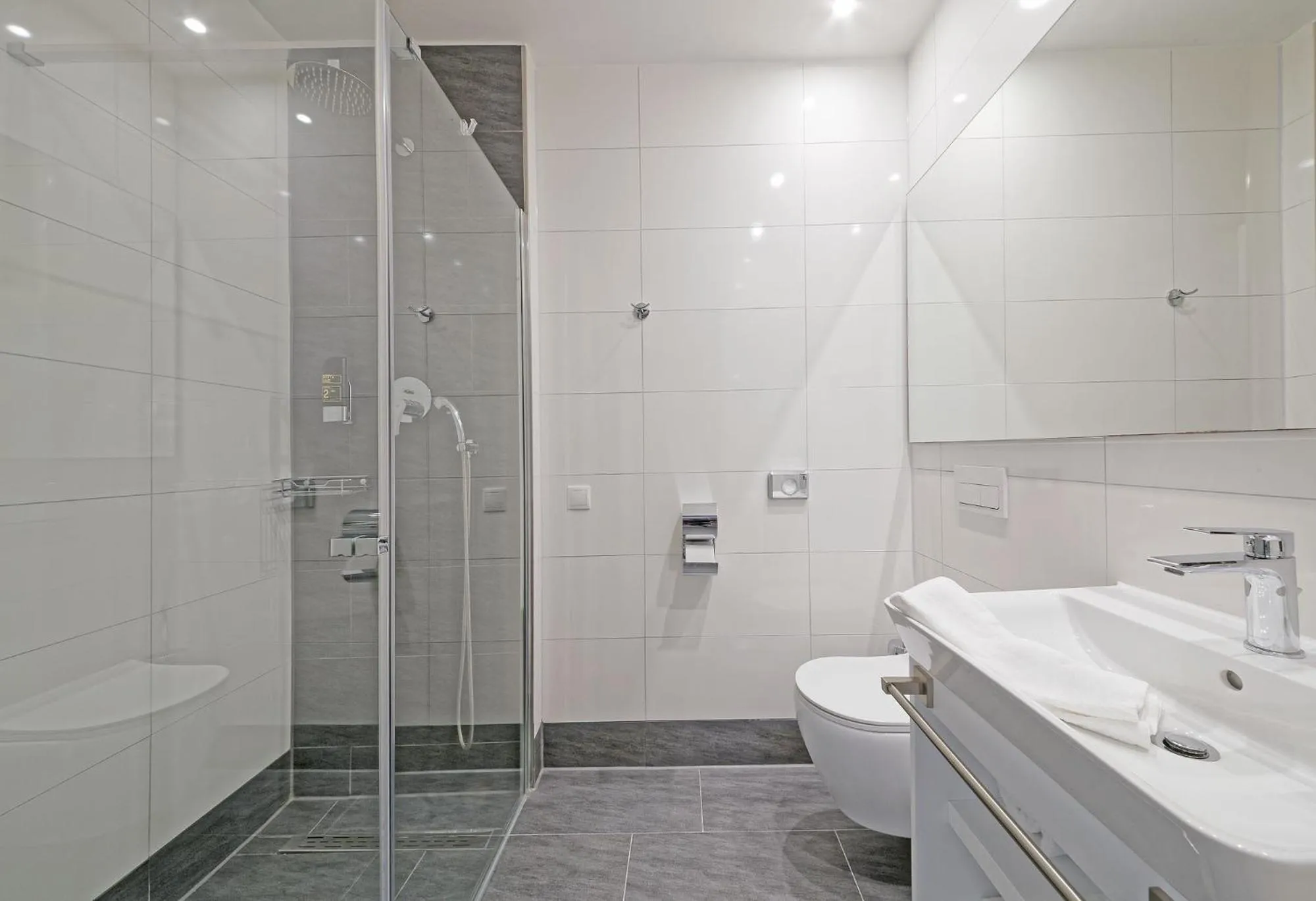 Shower in Friends Hotel Düsseldorf-Airport Ratingen