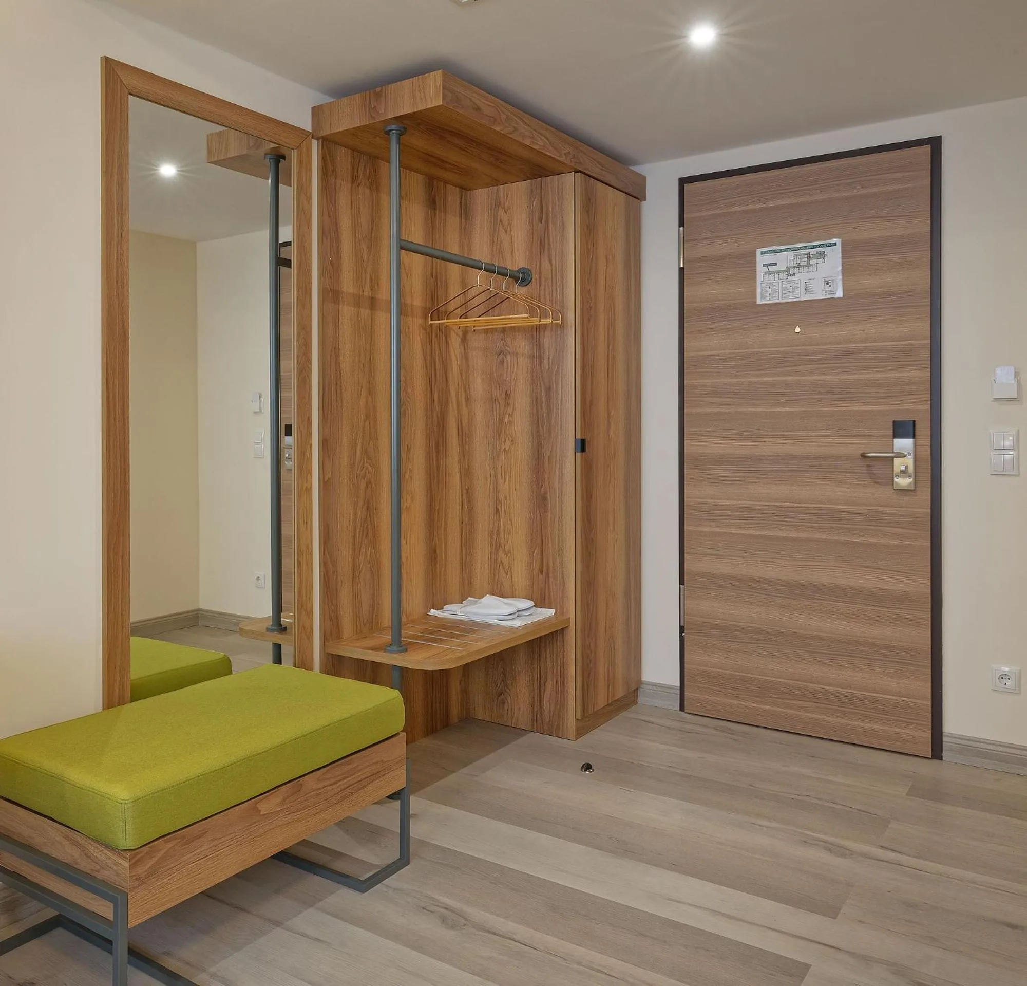 wardrobe in Friends Hotel Düsseldorf-Airport Ratingen