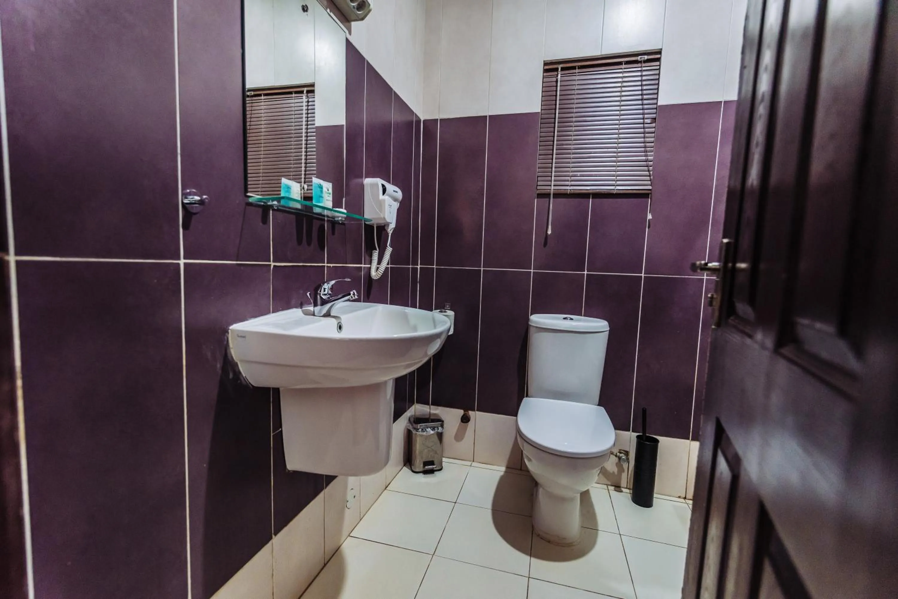 Bathroom in Tranquil Mews Hotel