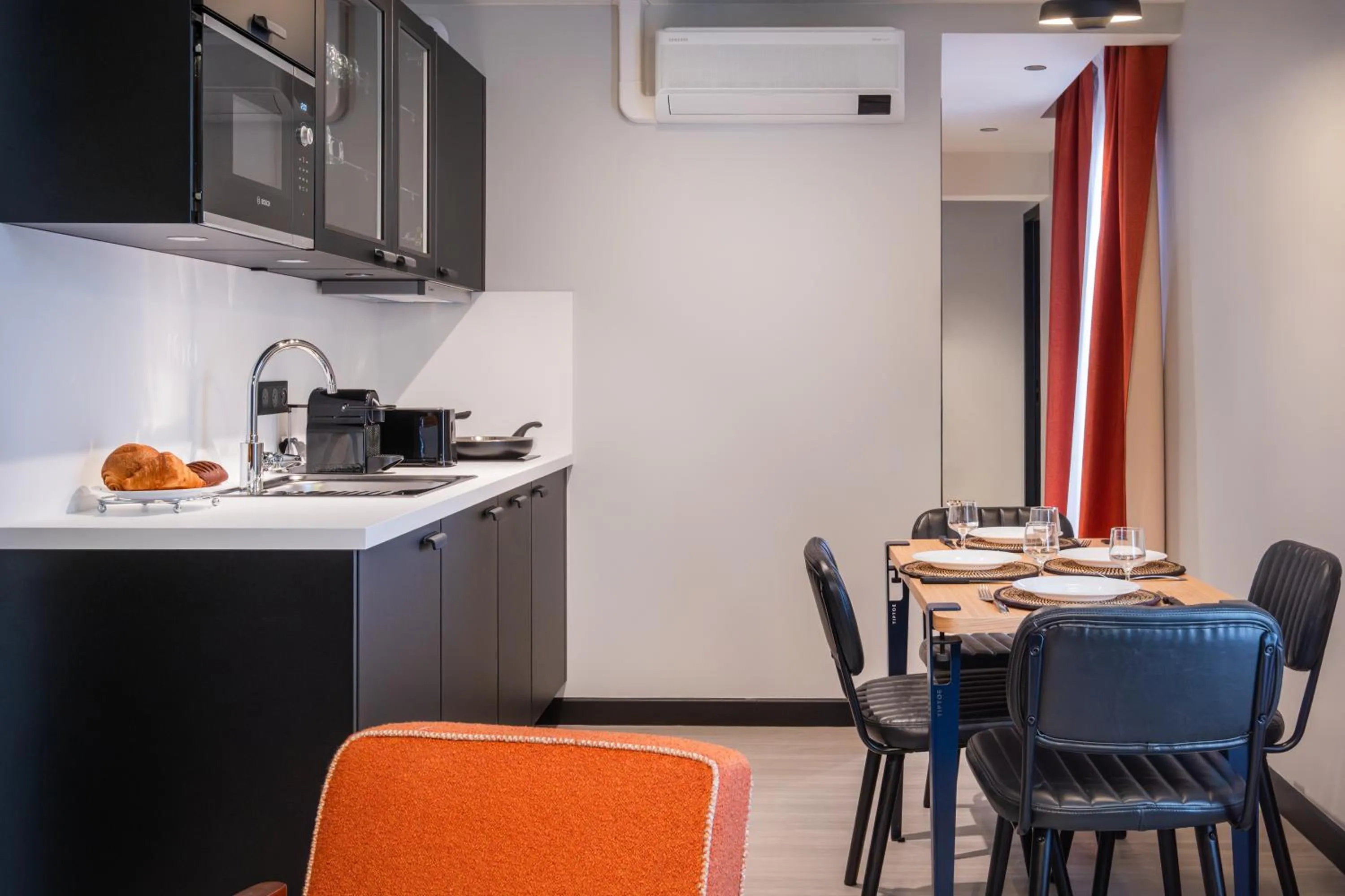 Kitchen or kitchenette in Appart'hôtel East Paris Suite