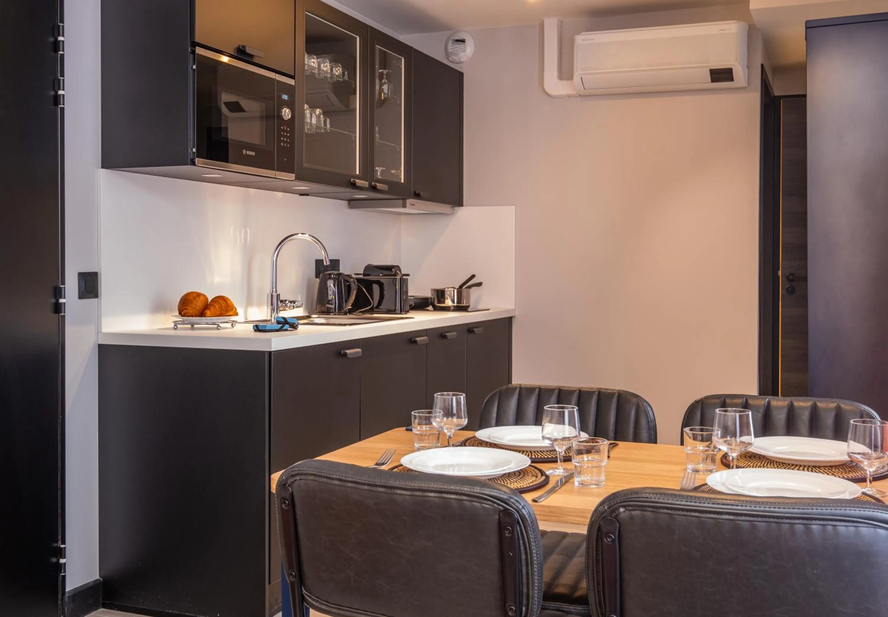 Kitchen or kitchenette in Appart'hôtel East Paris Suite