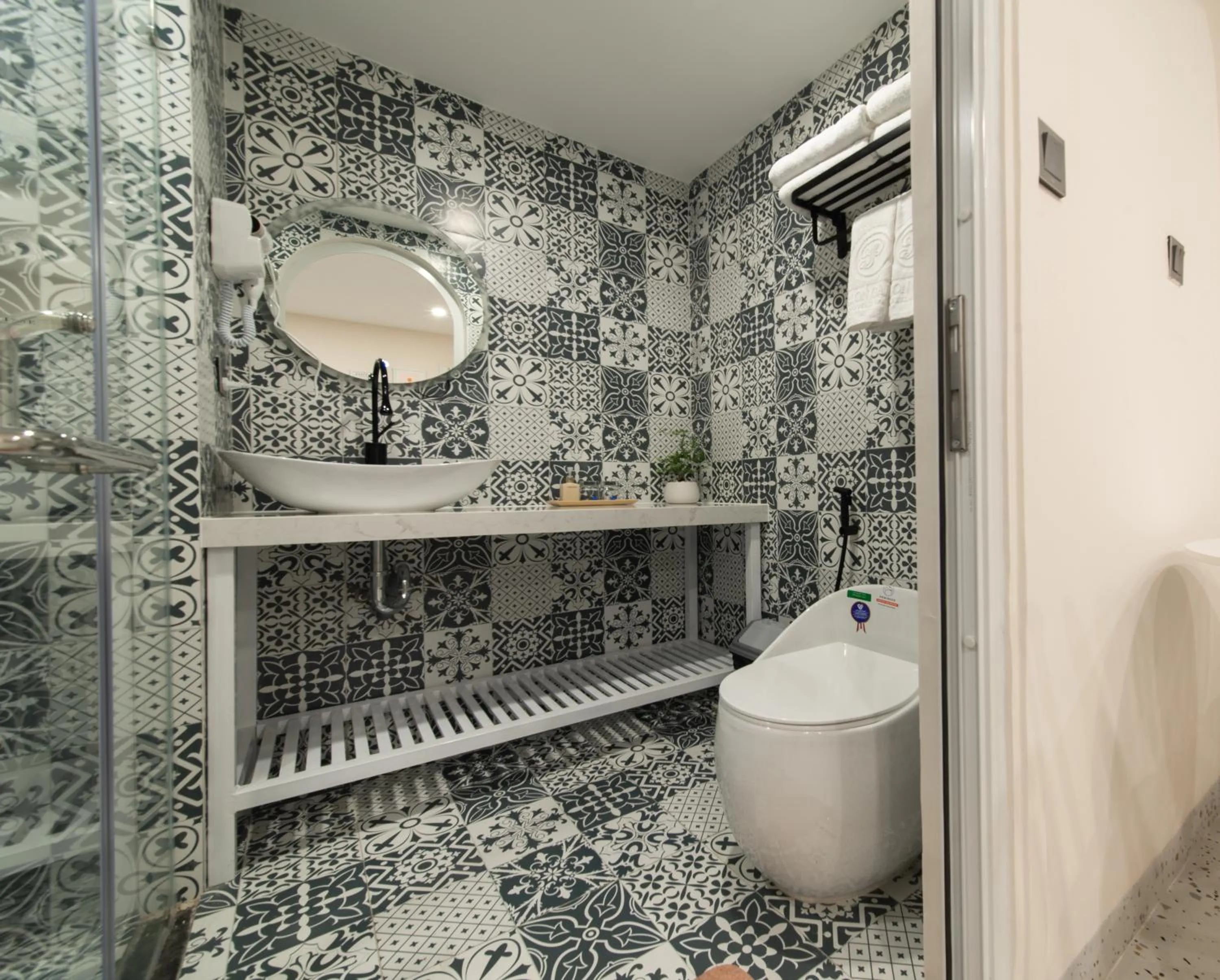 Toilet in Pavillon Garden Hotel