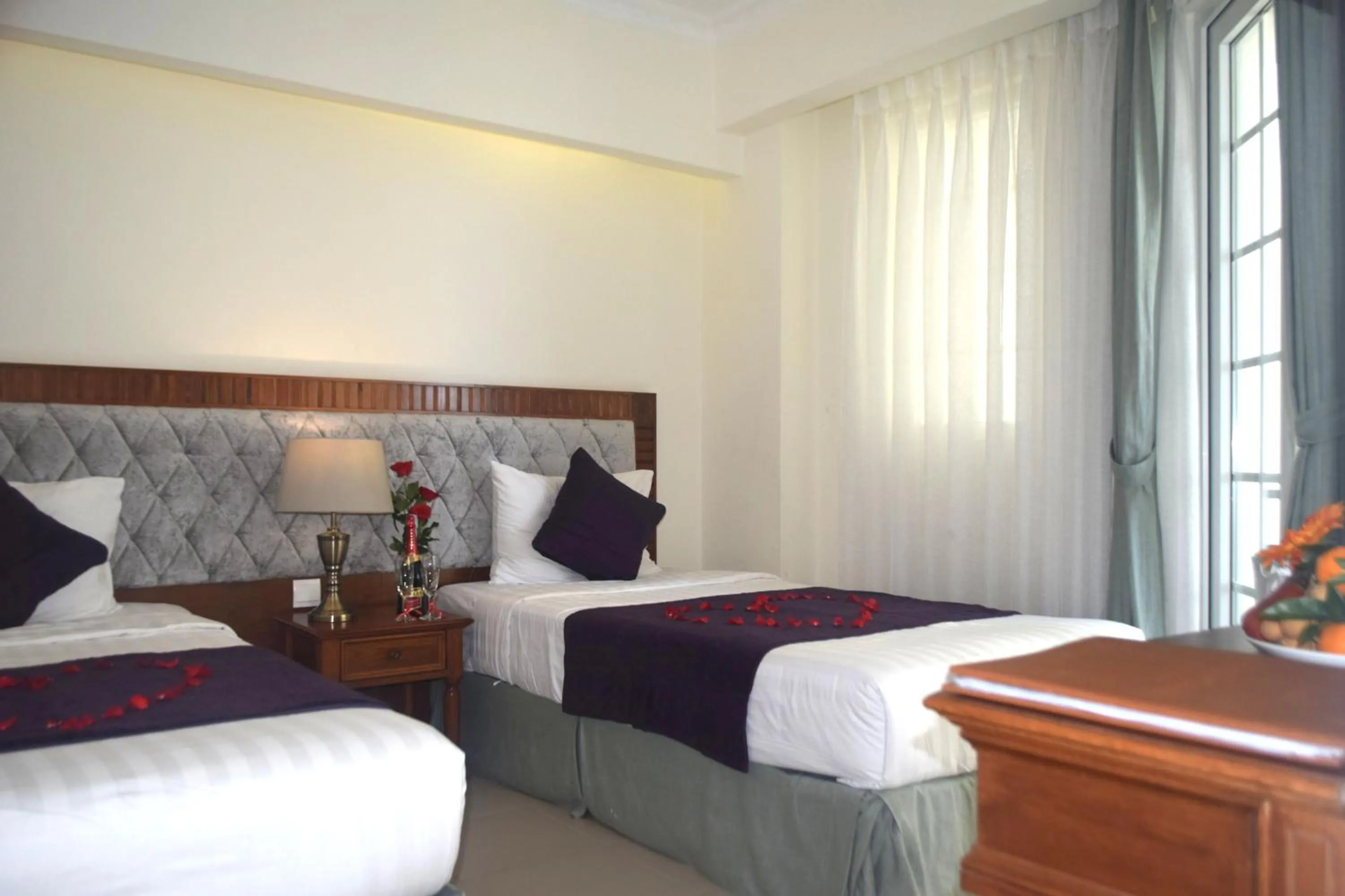 Seating area, Bed in Pavillon Garden Hotel